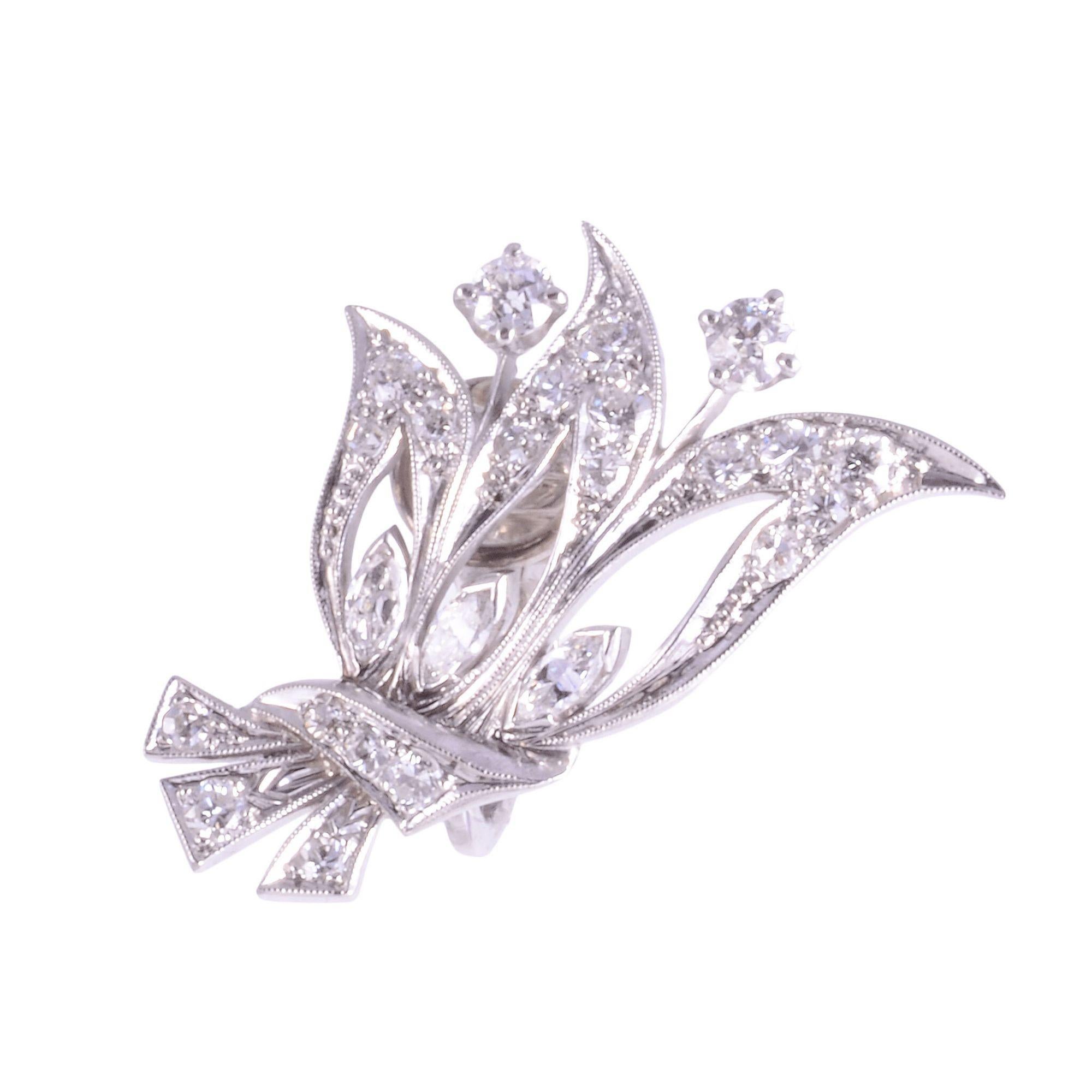 Vintage VS Diamant-Palladium-Ohrringe, um 1940. Diese Palladium-Ohrringe sind mit runden Diamanten im Brillant- und Marquise-Schliff mit einem Gesamtgewicht von 1,80 Karat besetzt. Die Diamanten haben die Reinheit VS und die Farbe E-F. Diese
