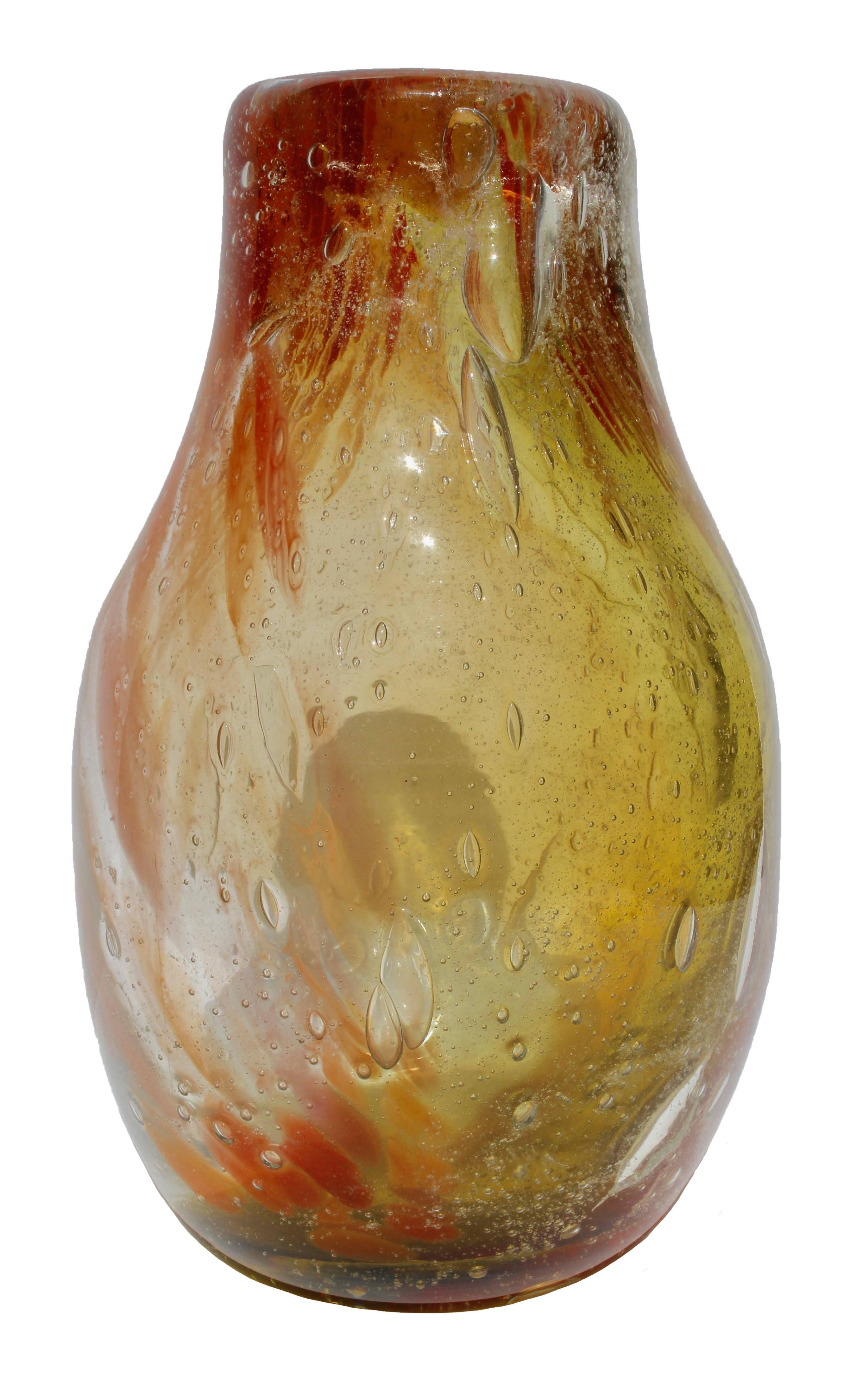 Das Stück ist einzigartig.

Vase aus Klarglas in schwerem Stil mit eingebetteten Farbpulvern und unregelmäßig geformten Luftblasen, ausgeführt in der Heißwerkstatt in Val St Lambert, Belgien.
Das Stück ist einzigartig, in ausgezeichnetem Zustand und