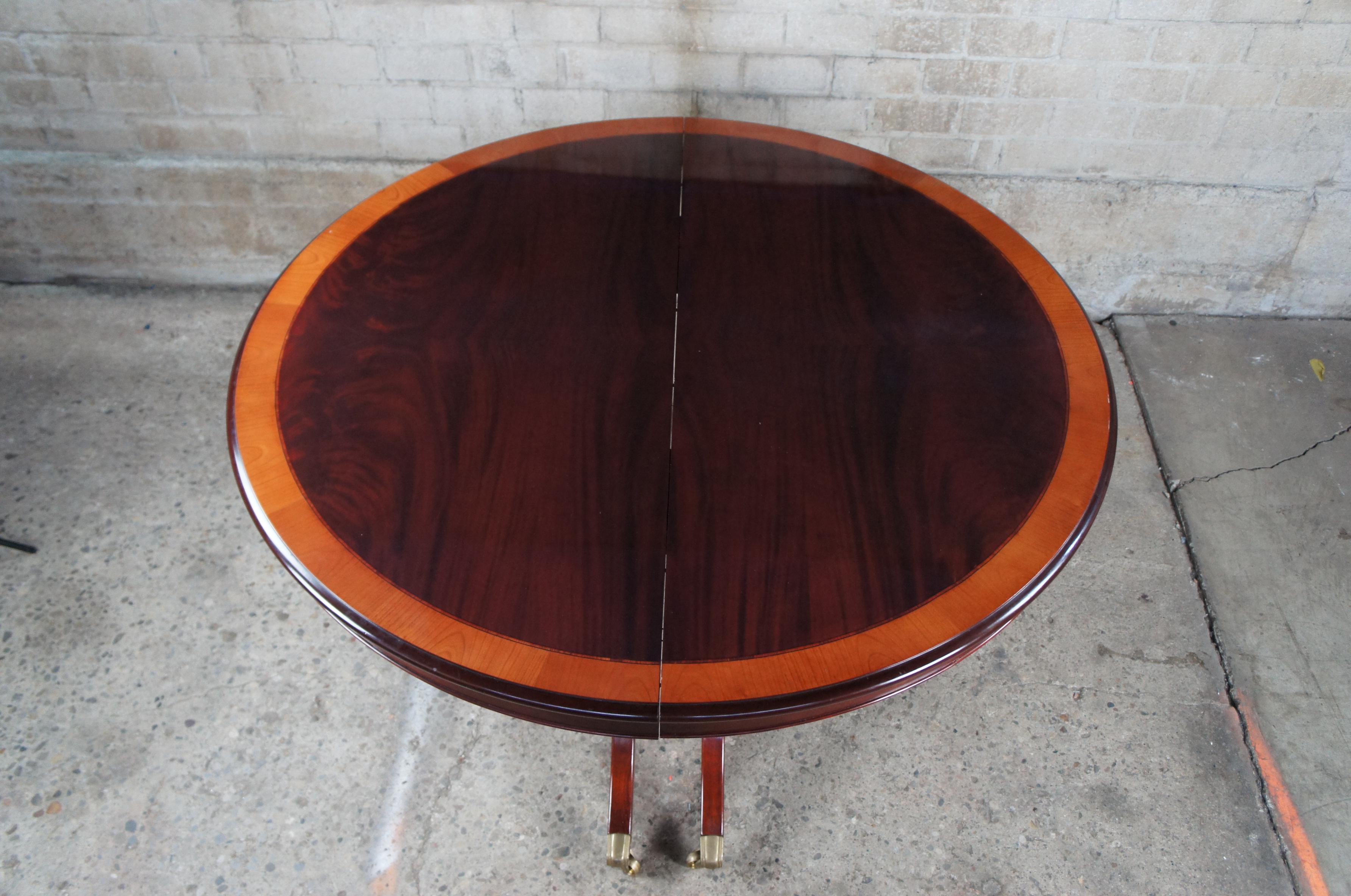 Vtg 18th Century Style Flame Mahogany Round Extendable Pedestal Dining Table In Good Condition In Dayton, OH