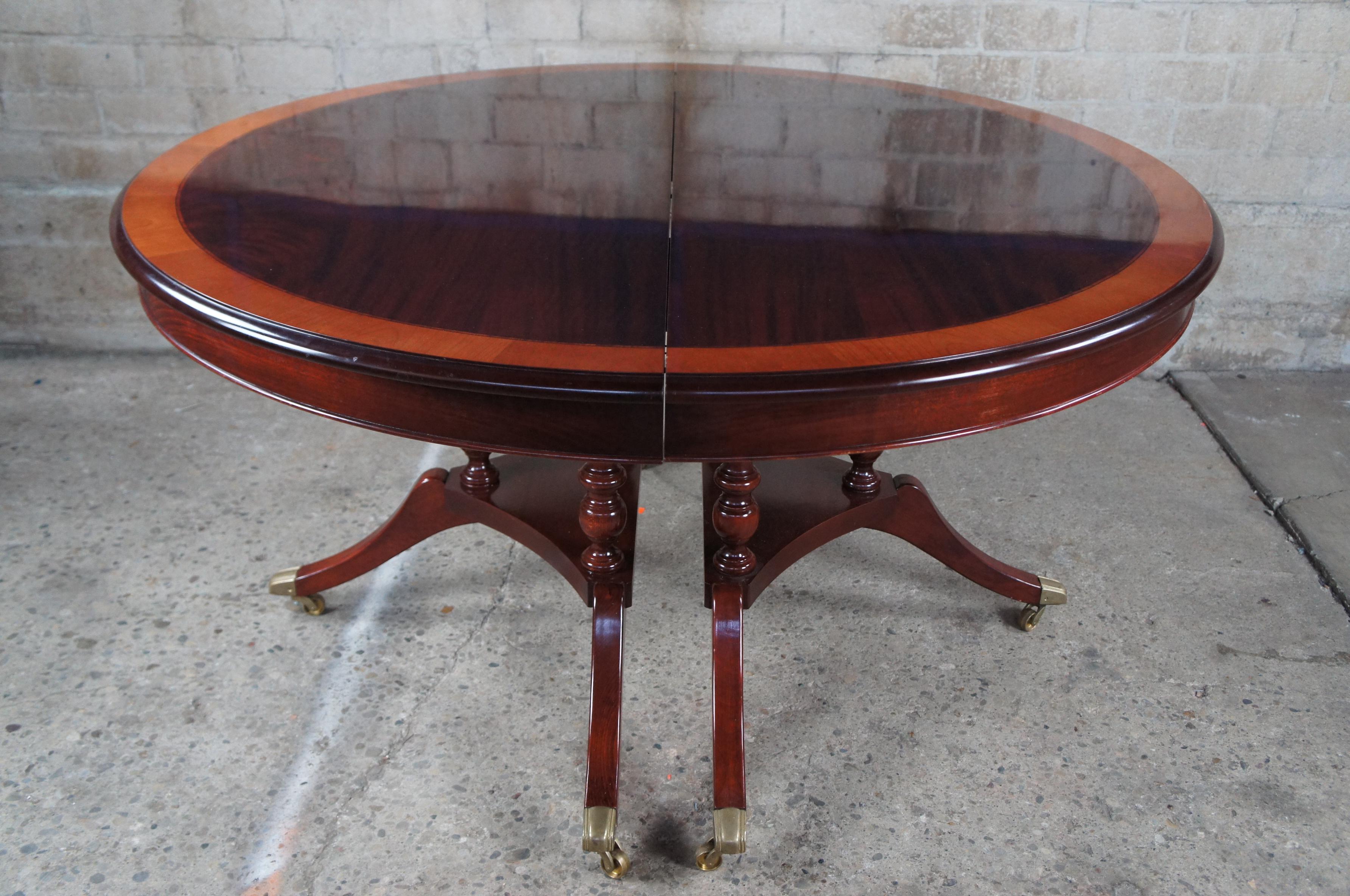 20th Century Vtg 18th Century Style Flame Mahogany Round Extendable Pedestal Dining Table