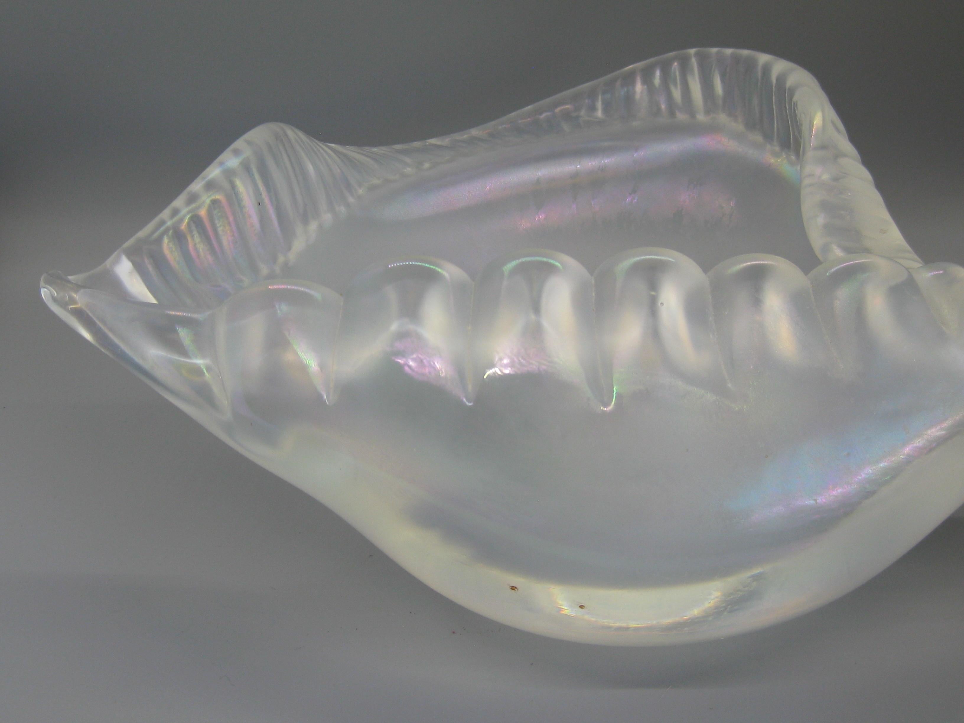 Magnifique sculpture italienne en verre d'art de Murano, réalisée par Oscar Zanetti et datant des années 1950. Signé en bas par l'artiste. Il a la forme d'une coquille de conque et présente une magnifique couleur irisée. En très bon état pour son