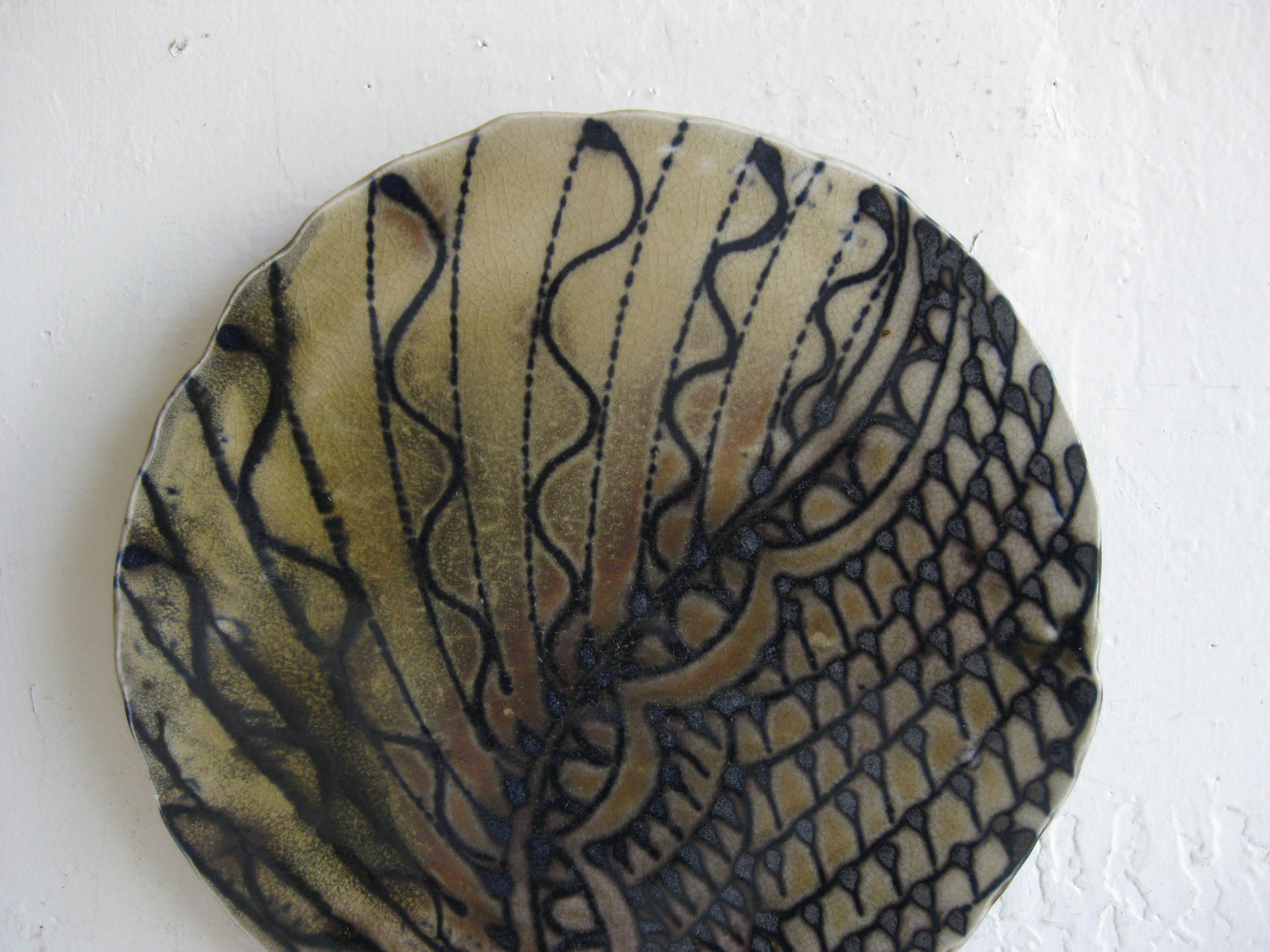 Piatto/placca in ceramica artistica di Janet Rothwoman California Studio Pottery, molto difficile da trovare, risalente agli anni '60. Janet era la moglie di Jerry Rothman. Questo piatto è una costruzione a lastre e presenta un meraviglioso disegno