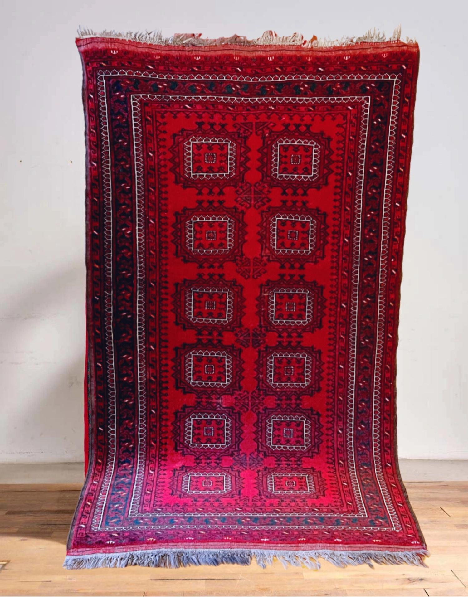 **Tapis en laine nouée à la main Baluch Bokhara des années 1950 - tons naturels - 195 cm x 106 cm**.  

Rehaussez votre espace avec cet exquis **tapis Baluch Bokhara du milieu du siècle**, fabriqué à la main dans les années 1950 selon des techniques