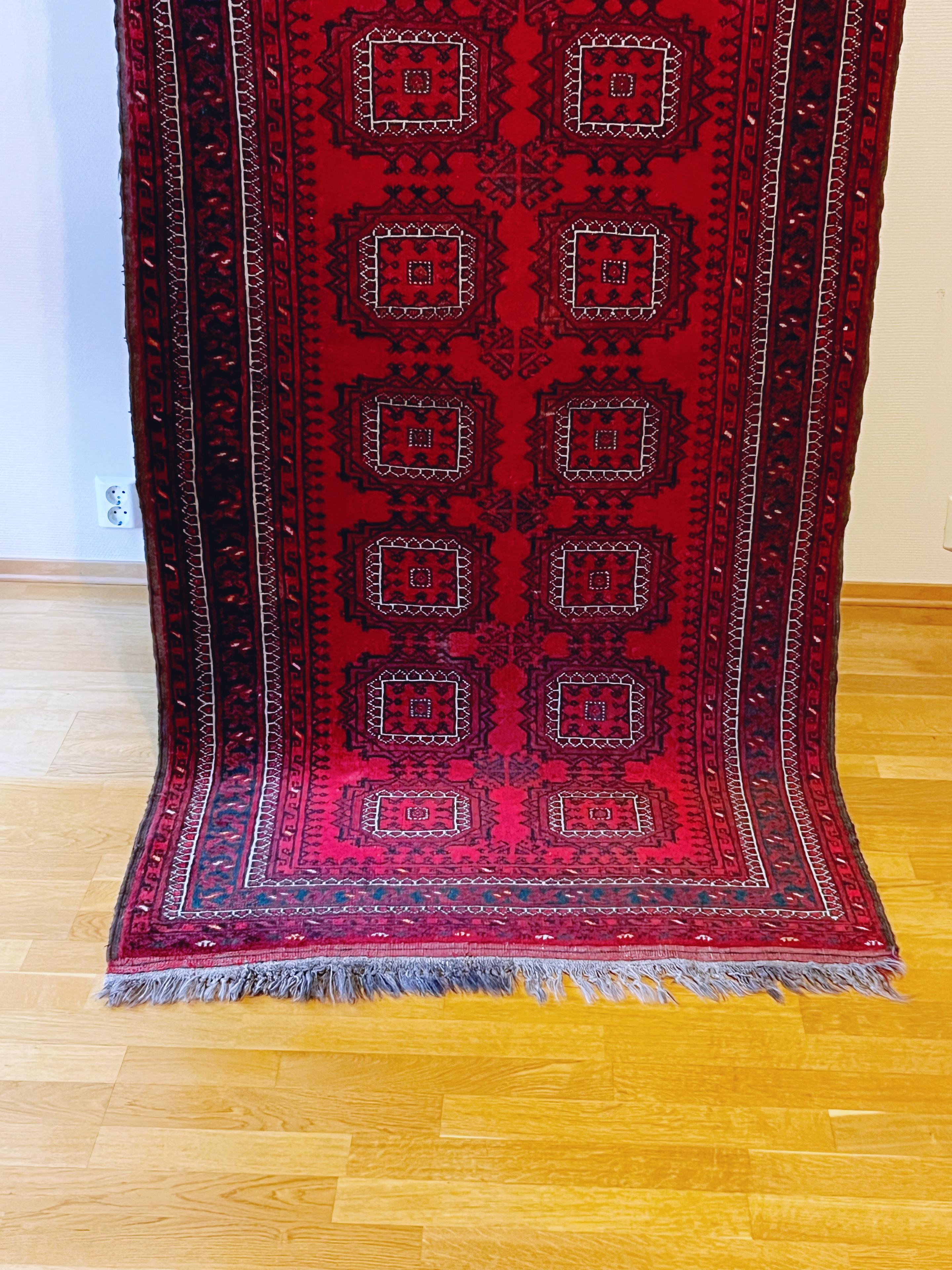 Noué à la main VTG Afghan / Persian Baluch / Bokhara Tapis de laine noué à la main, 195x106cm, c.1950s. en vente