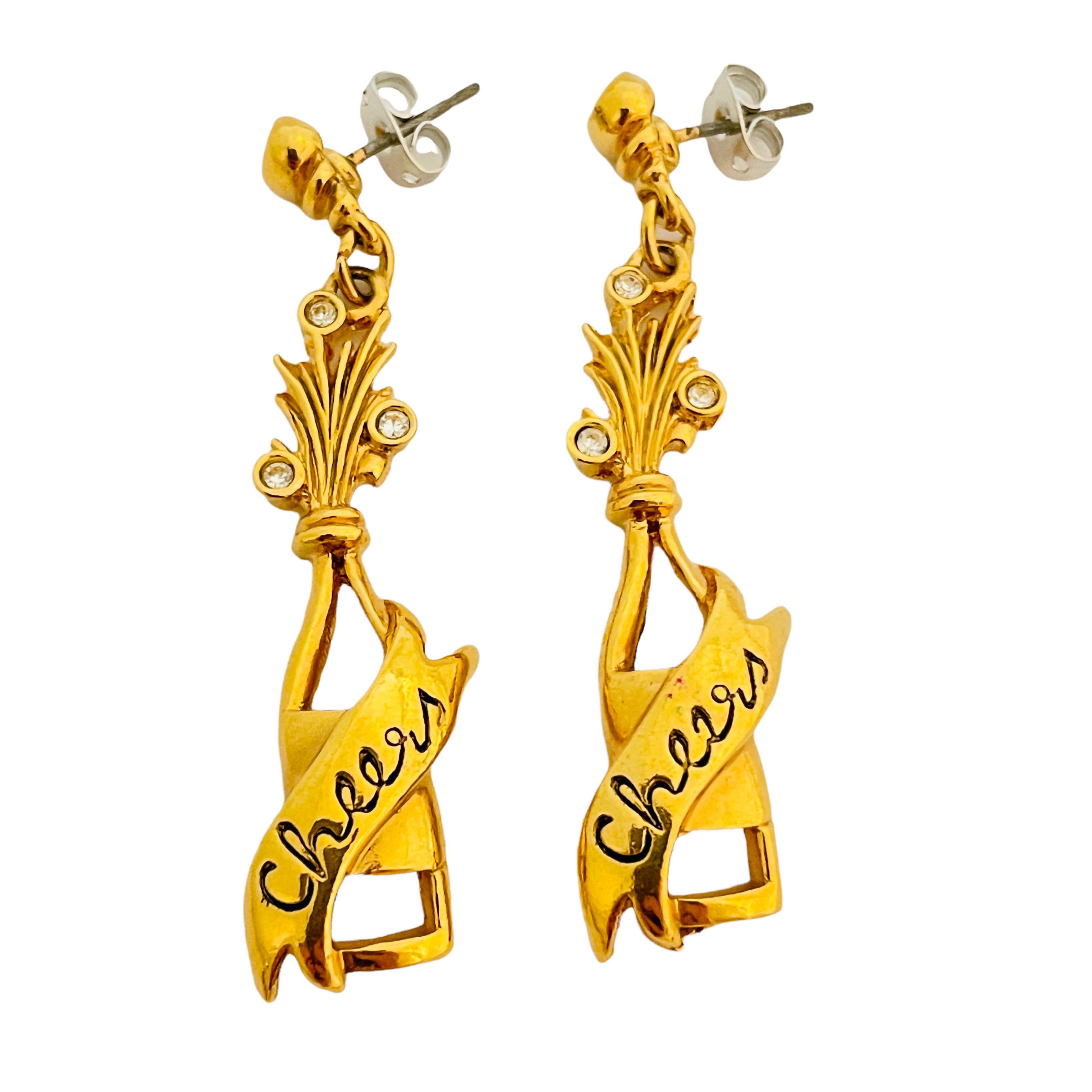 Vtg AVON, boucles d'oreilles pendantes de défilé « Cheers » en or et strass Unisexe en vente