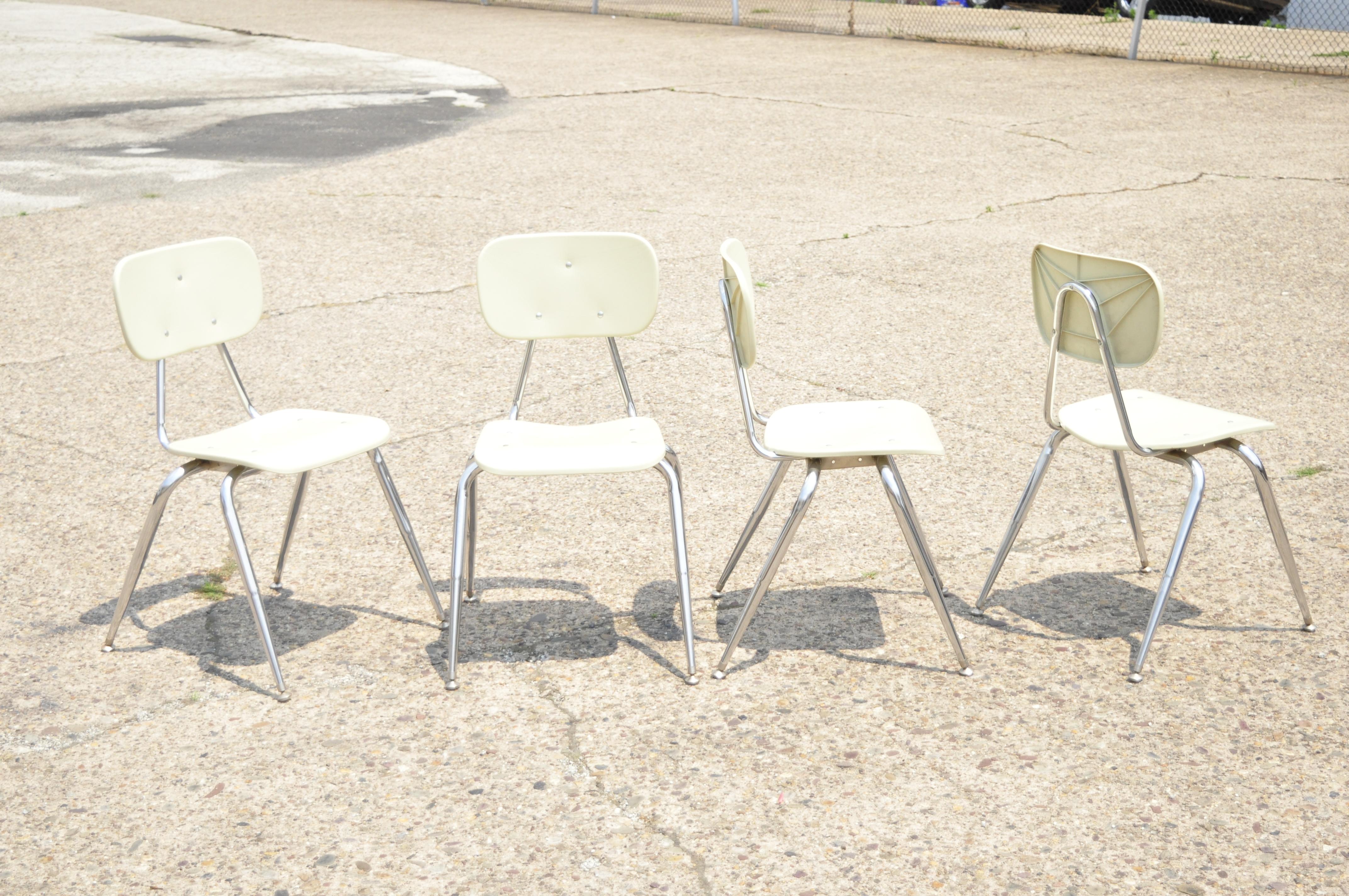 Vieille chaise d'école empilable en plastique moulé beige avec base en métal chromé - Simple. L'annonce est pour (1) chaise. Cet article présente un dossier et un siège en plastique moulé, des pieds en métal, une forme empilable, une finition beige