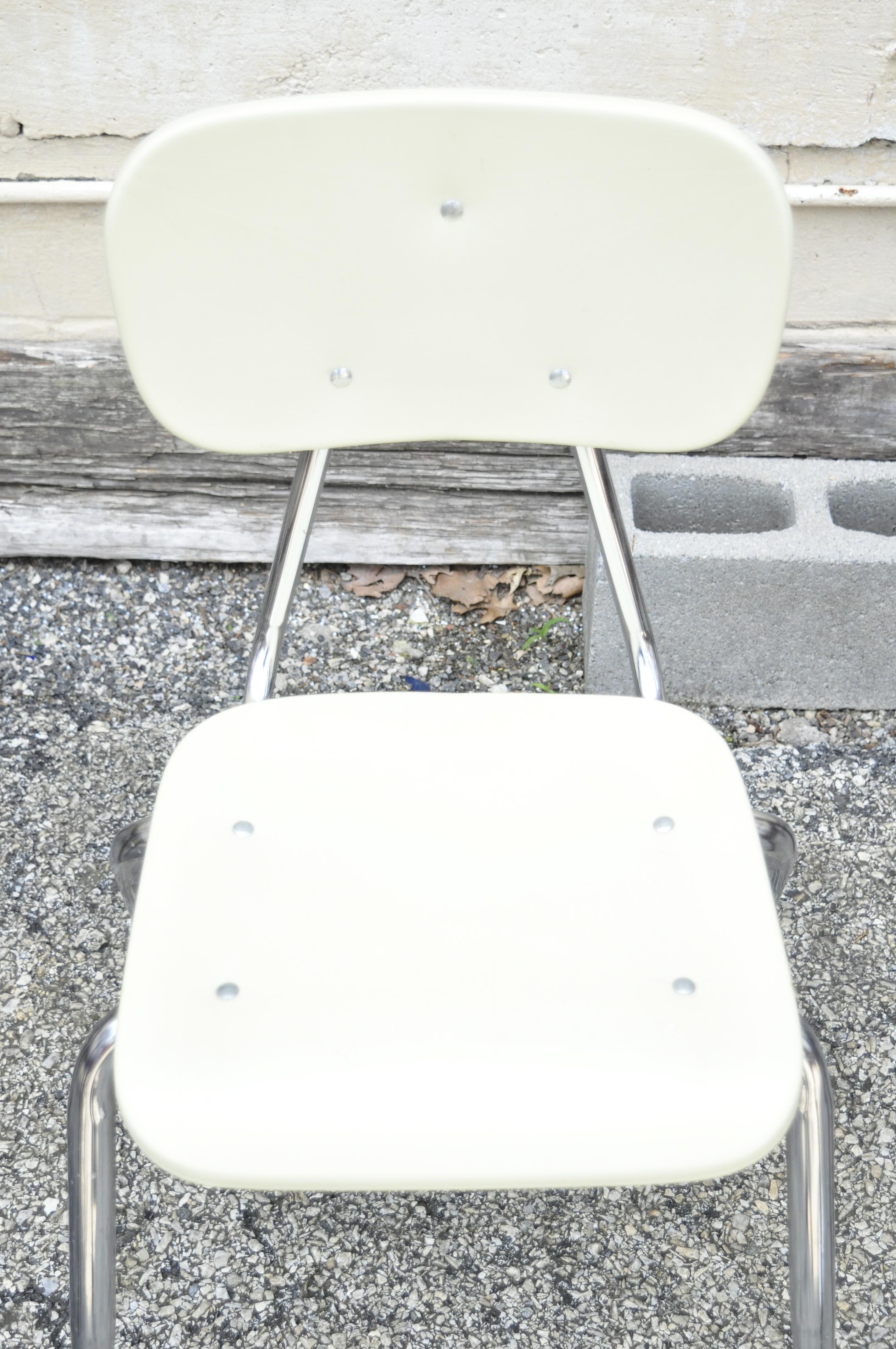 Vtg Beige Molded Plastic Chrome Metal Base Stacking School Side Chair, Single In Good Condition For Sale In Philadelphia, PA