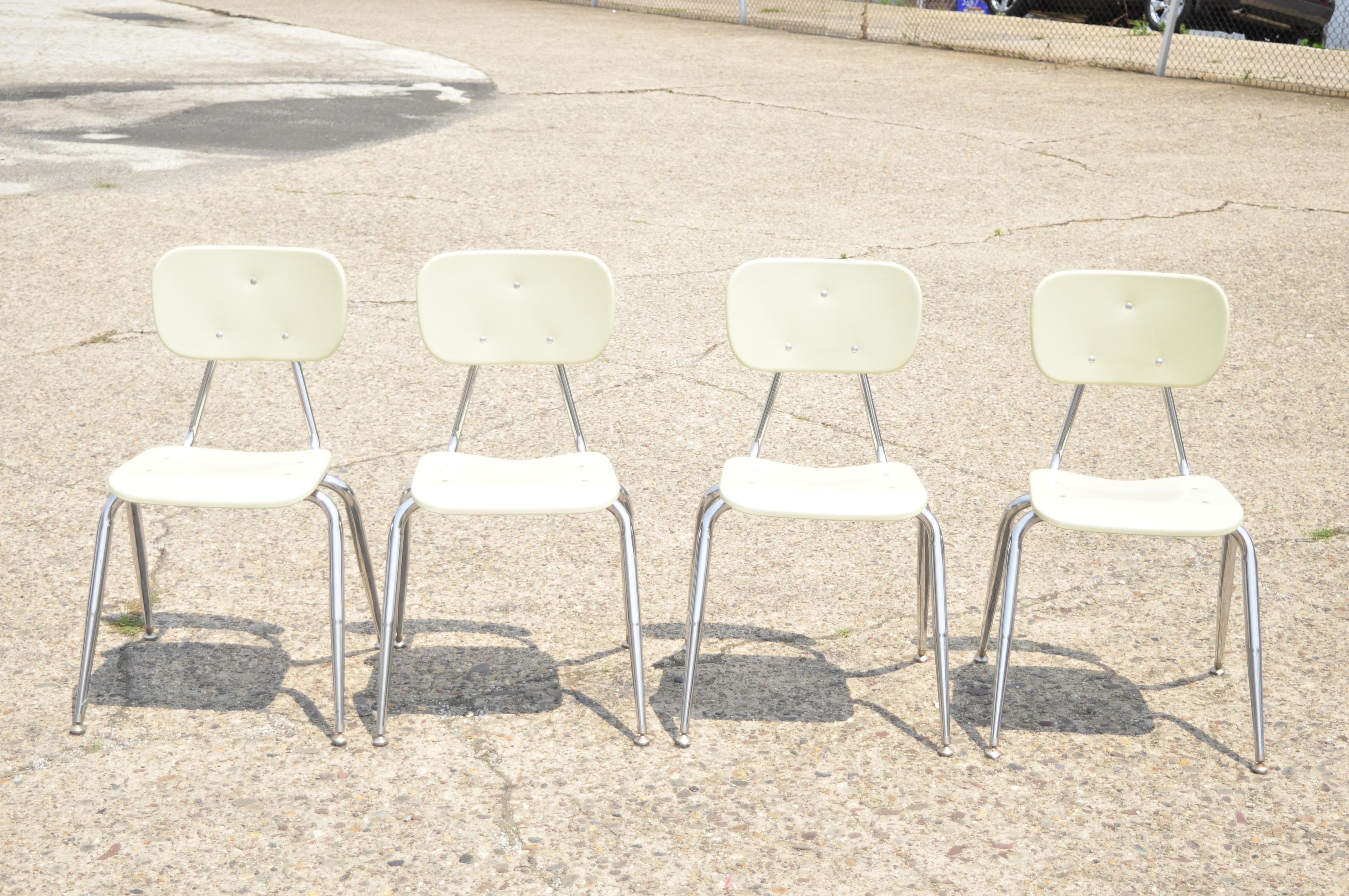 Sedia vintage beige in plastica stampata con base in metallo cromato impilabile - Set di 4. L'articolo presenta schienale e seduta in plastica stampata, gambe in metallo, forma impilabile, finitura beige, artigianato americano di qualità. Circa alla
