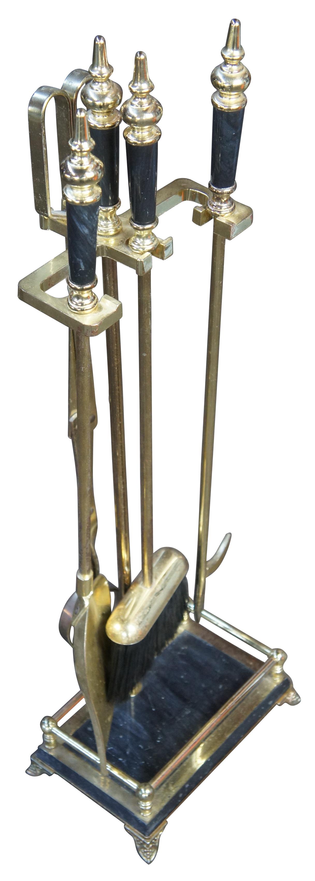 Ensemble vintage de 5 outils de cheminée en laiton et marbre noir comprenant une pince à bûches, un tisonnier, un balai et une pelle dans un support assorti. Fabriqué à Taïwan.