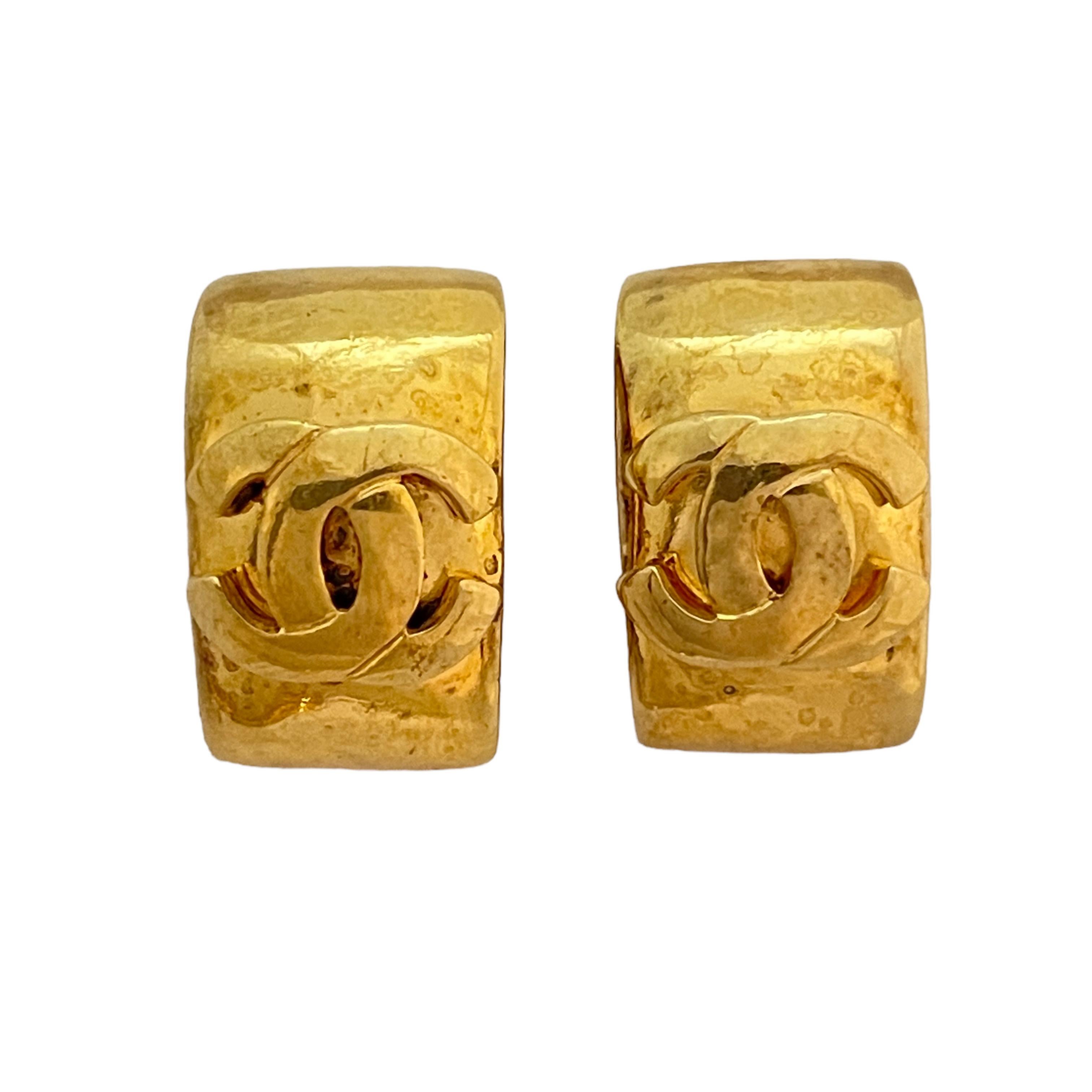 Vtg CHANEL CC logo Made in France gold door knocker clip on earrings In Good Condition For Sale In Palos Hills, IL