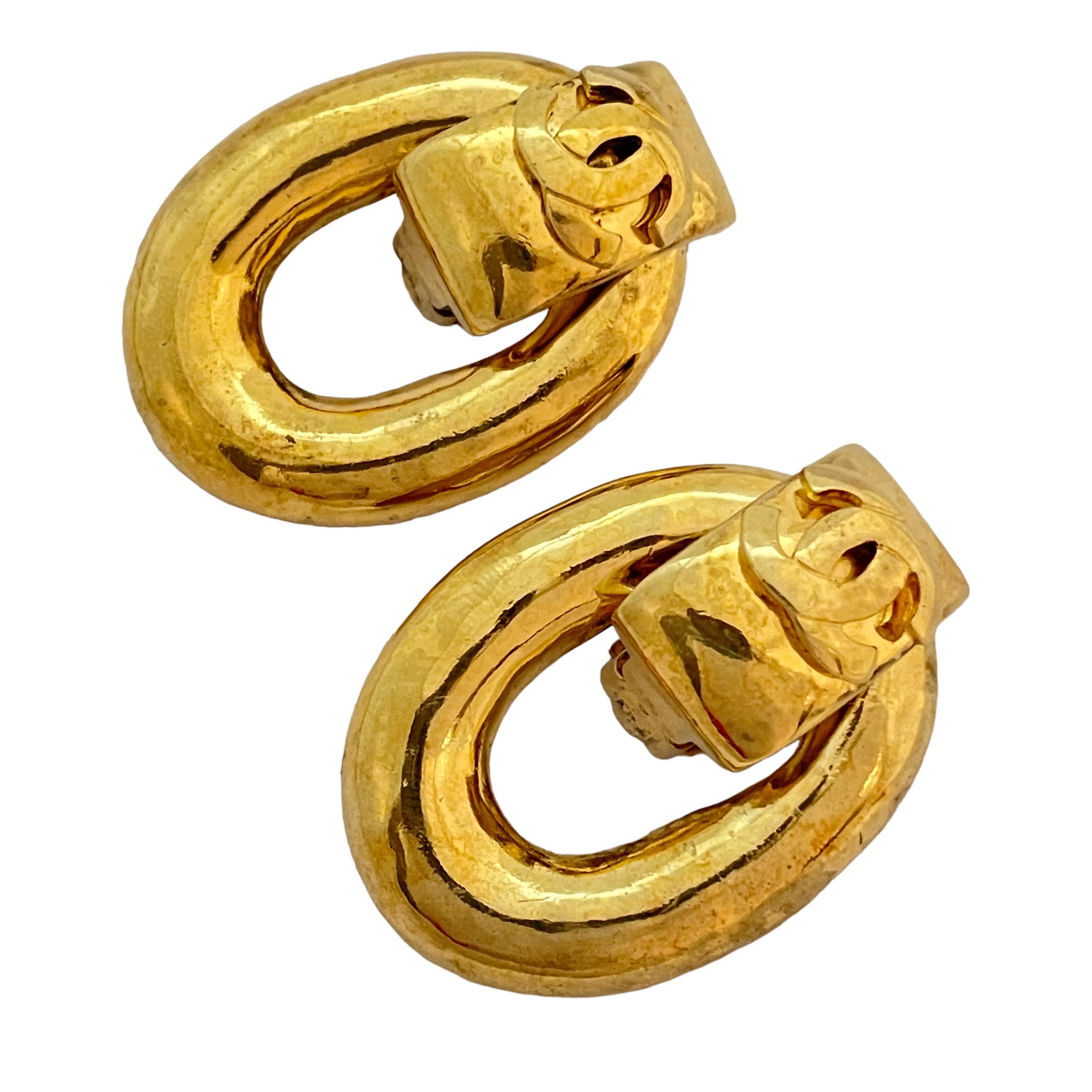 Women's or Men's Vtg CHANEL CC logo Made in France gold door knocker clip on earrings For Sale