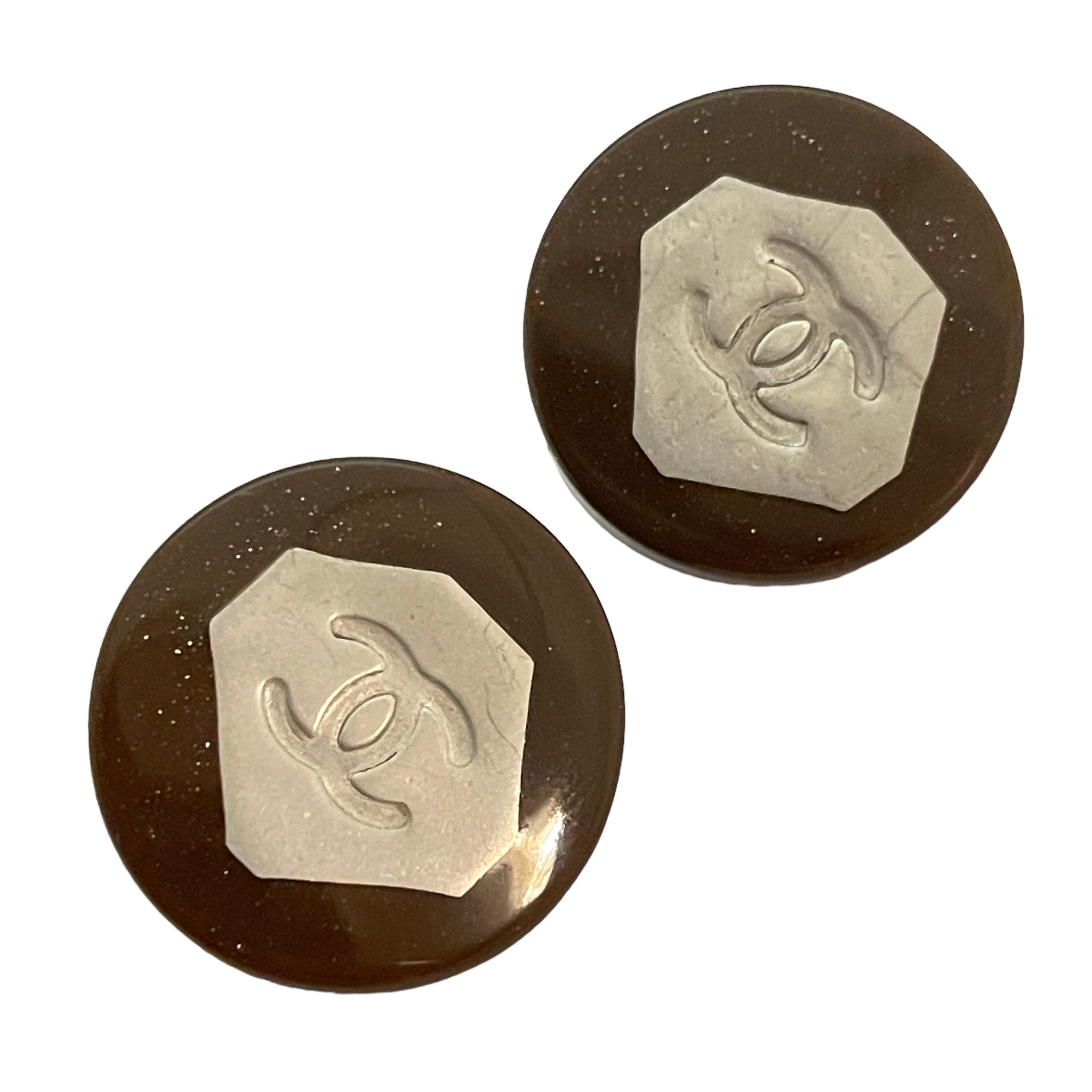 Vtg CHANEL CC logo Made in France silver resin clip on earrings For Sale 3