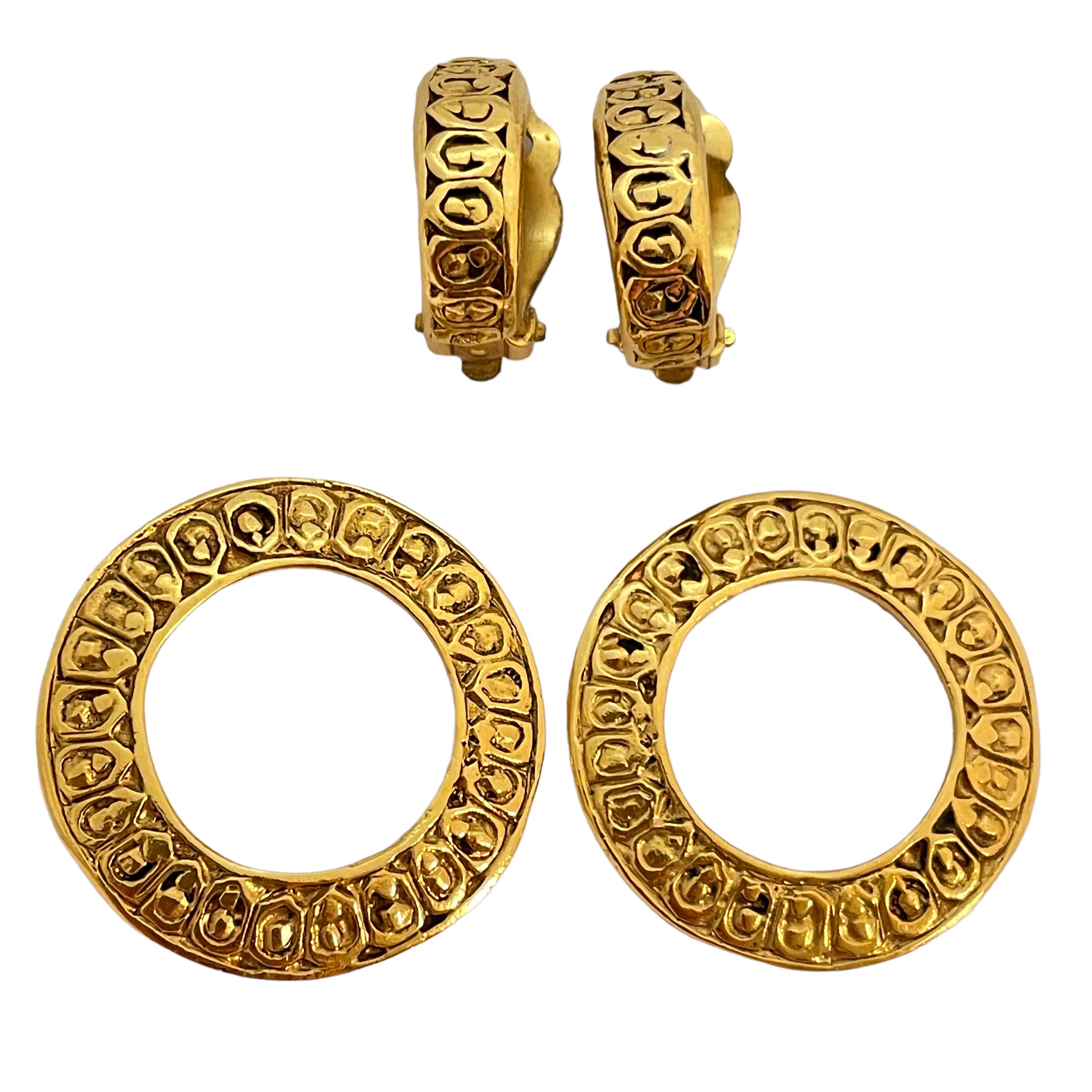 Vtg CHANEL Made in France gold door knocker clip on earrings In Good Condition For Sale In Palos Hills, IL