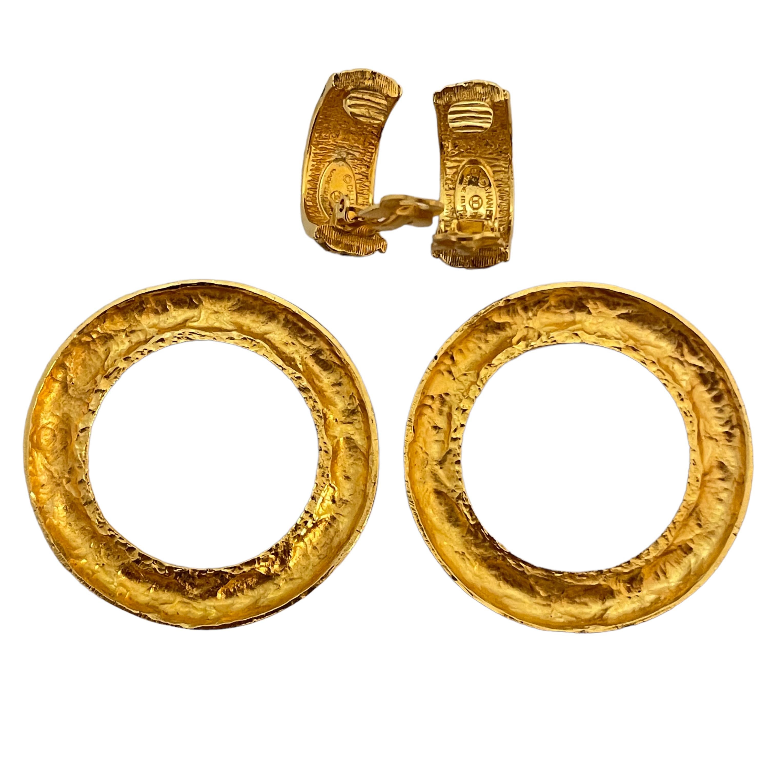 Women's or Men's Vtg CHANEL Made in France gold quilted door knocker clip on earrings For Sale