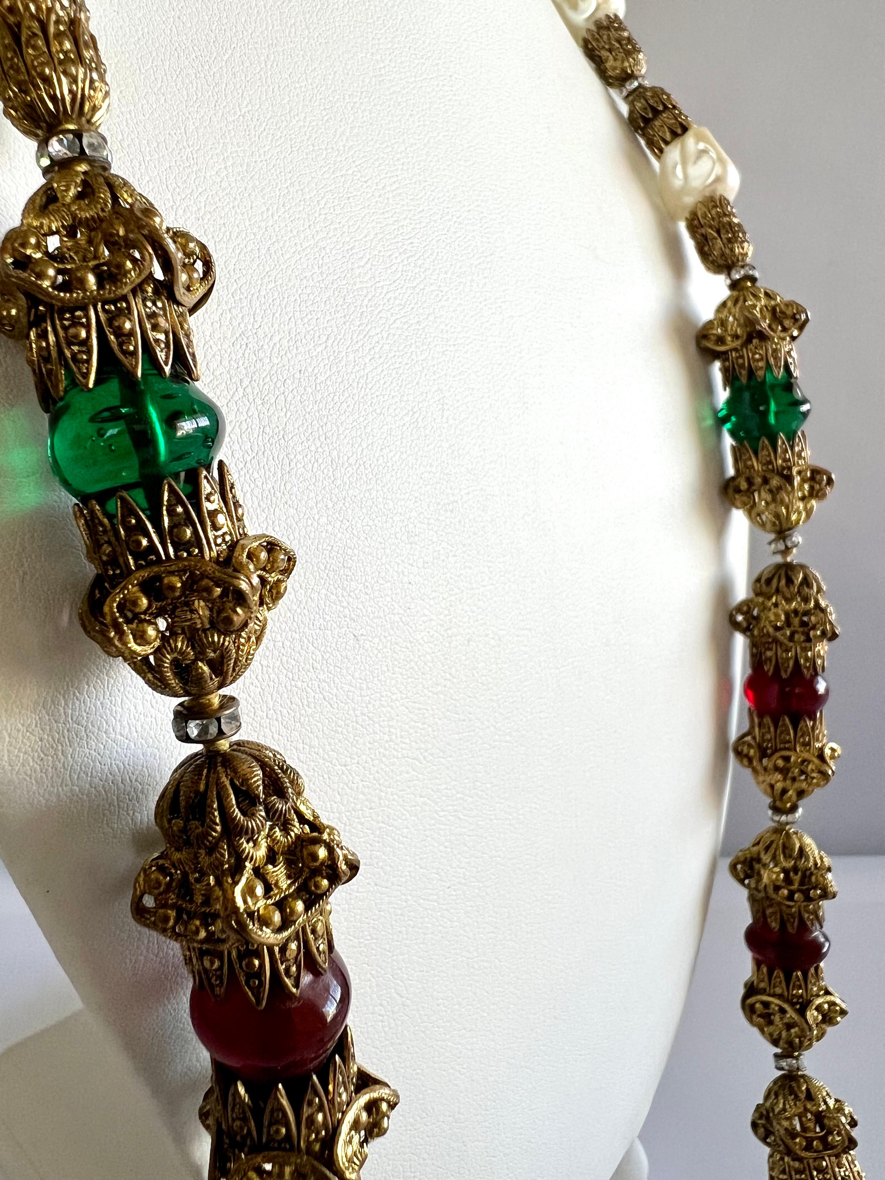 Perle Chanel Collier fantaisie orné de perles et de pierres précieuses simulées de la Renaissance  en vente