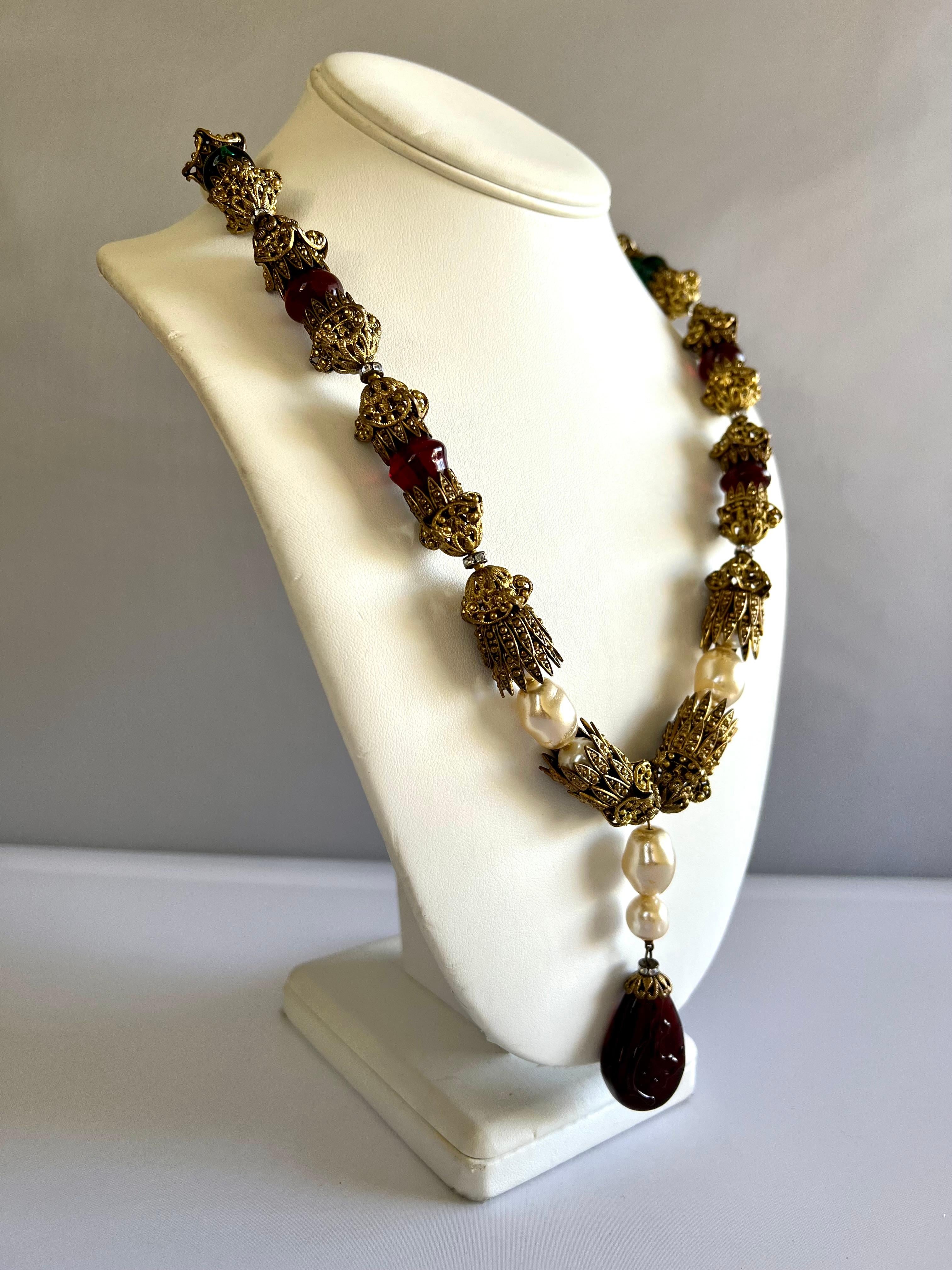 Chanel Collier fantaisie orné de perles et de pierres précieuses simulées de la Renaissance  Bon état - En vente à Palm Springs, CA