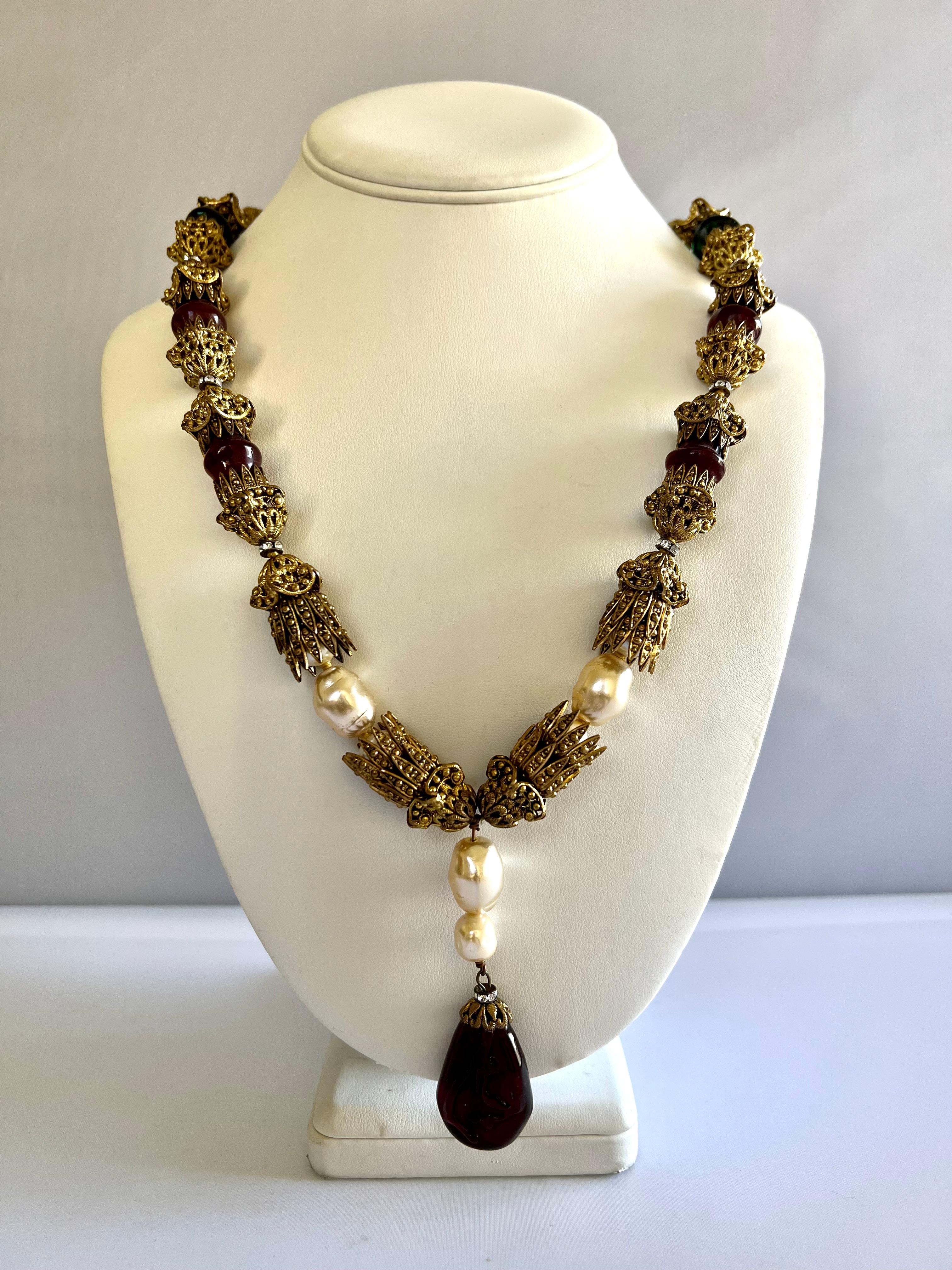 Chanel Collier fantaisie orné de perles et de pierres précieuses simulées de la Renaissance  Pour femmes en vente
