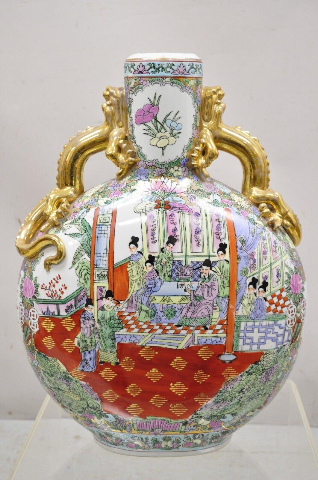 Jarrón vintage de porcelana china Famille rose con forma de luna naranja y dragones. El objeto tiene dos asas de dragón, detalles dorados, escenas de 