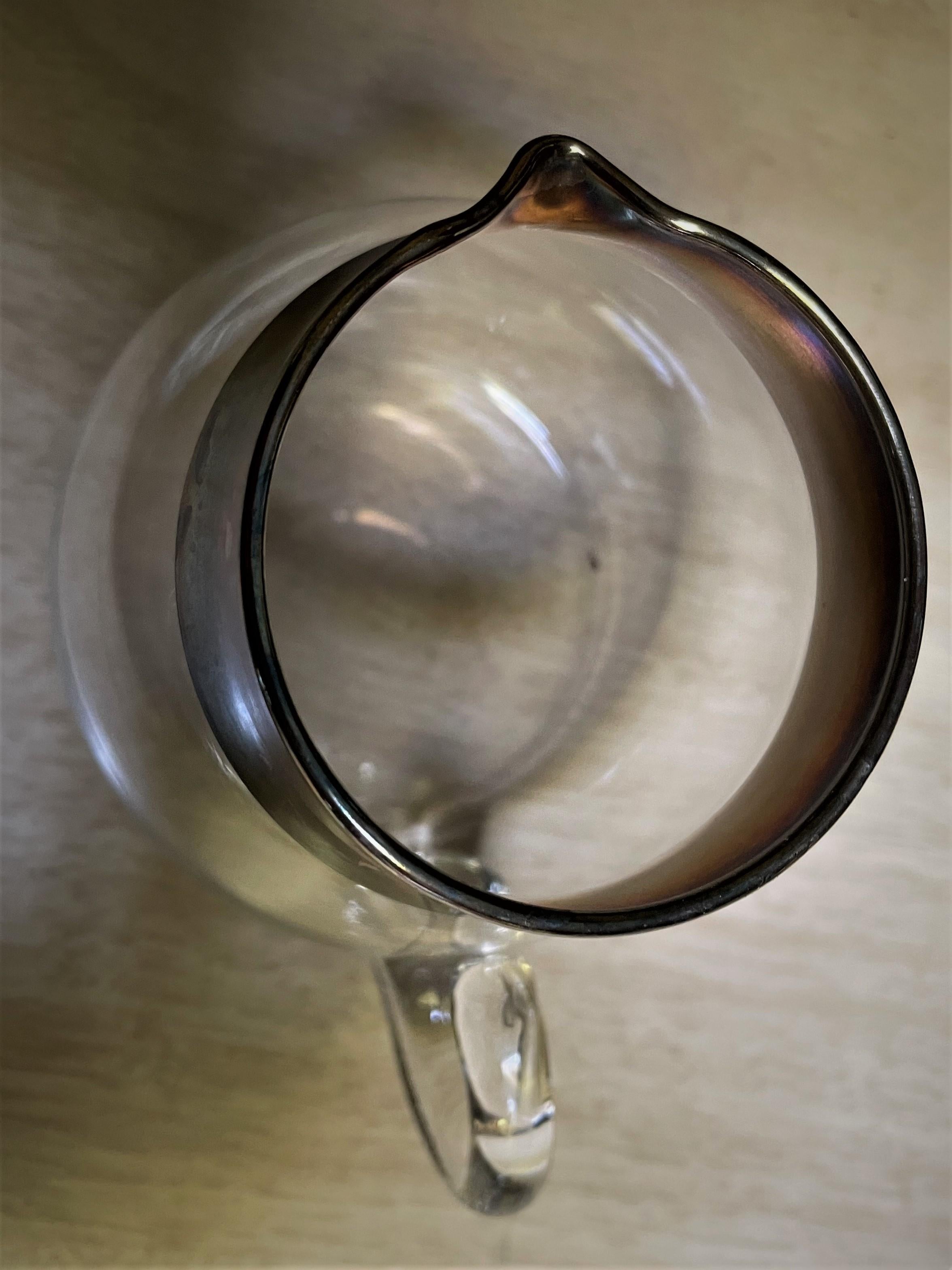 Dies ist eine schöne, klassische Mitte des Jahrhunderts Stil Dorothy Thorpe Roly-Poly Milchkännchen mit einem Sterling-Silber-Overlay-Band um die Spitze eines klaren Glas bauchigen Mini Krug, der eine angewandte Glasgriff hat. Das Milchkännchen ist