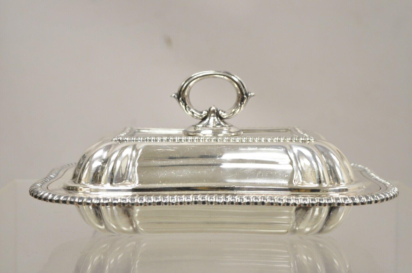 Vintage English Regency Style Silver Plated Lidded Vegetable Serving Dish. Circa Mitte des 20. Jahrhunderts. Abmessungen:  4,5