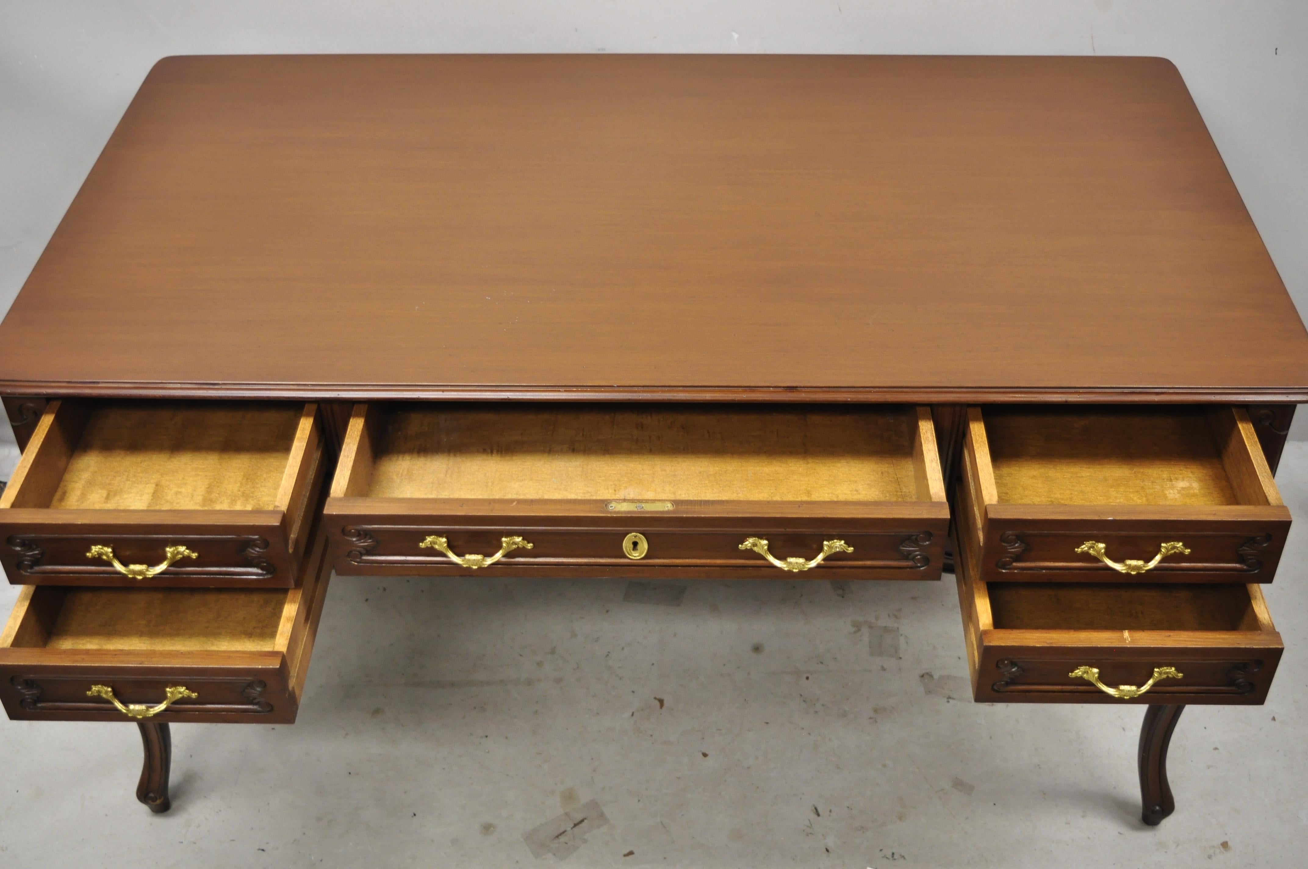 Verre Bureau de bureau de direction Louis XV à plateau en verre de style provincial français en vente
