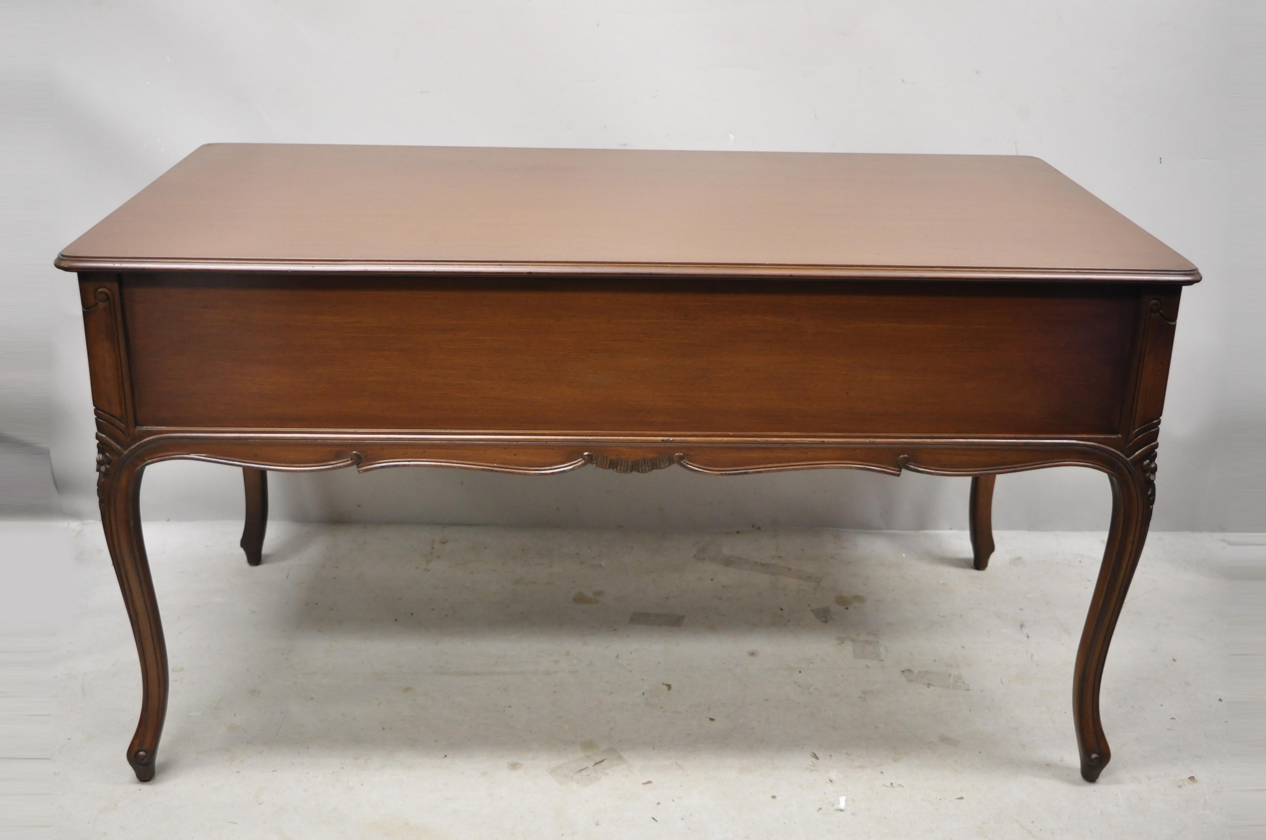 Bureau de bureau de direction Louis XV à plateau en verre de style provincial français en vente 2