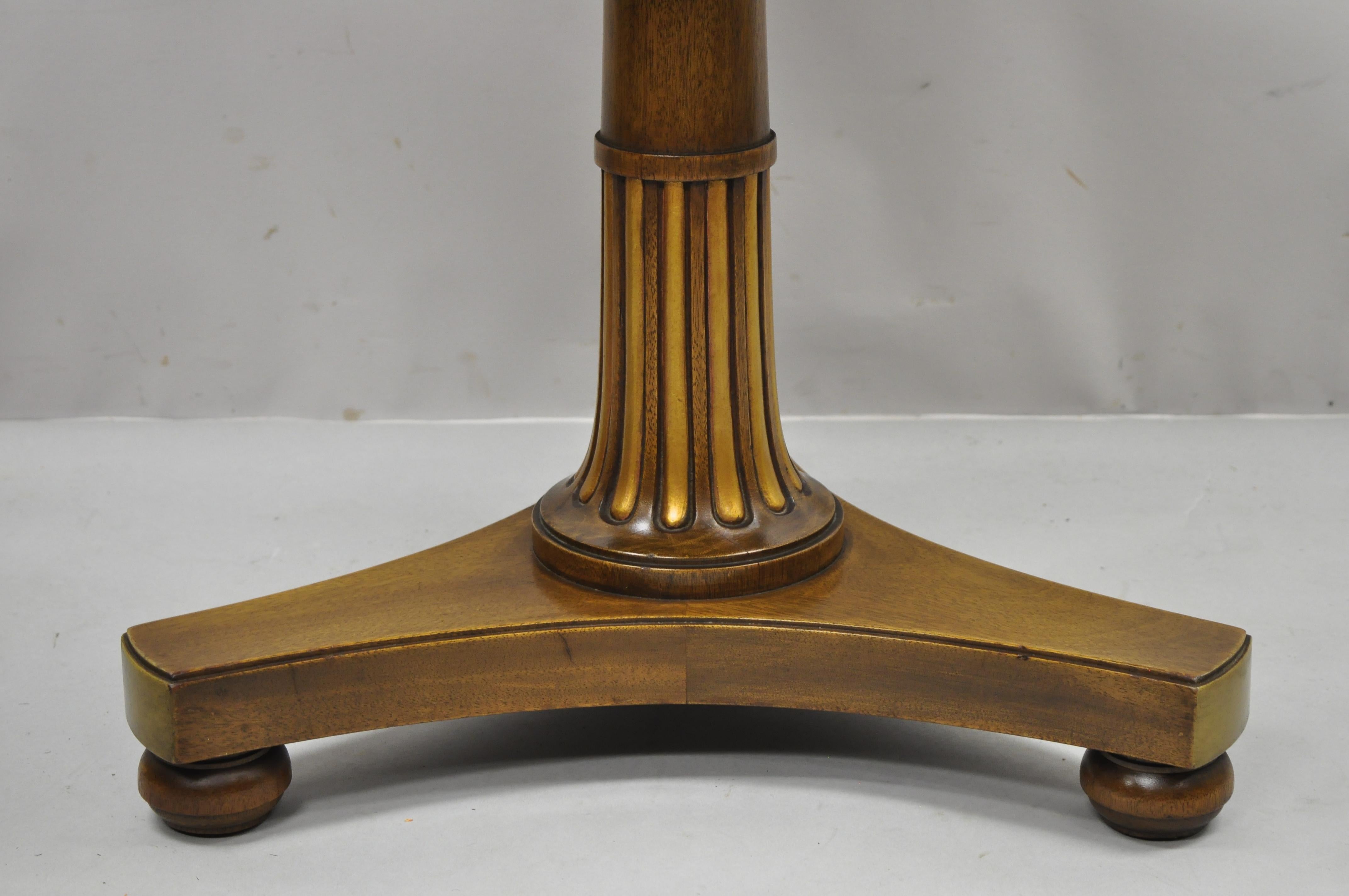 Laiton Table centrale d'appoint ronde avec piédestal en acajou style Empire français et galerie en laiton en vente