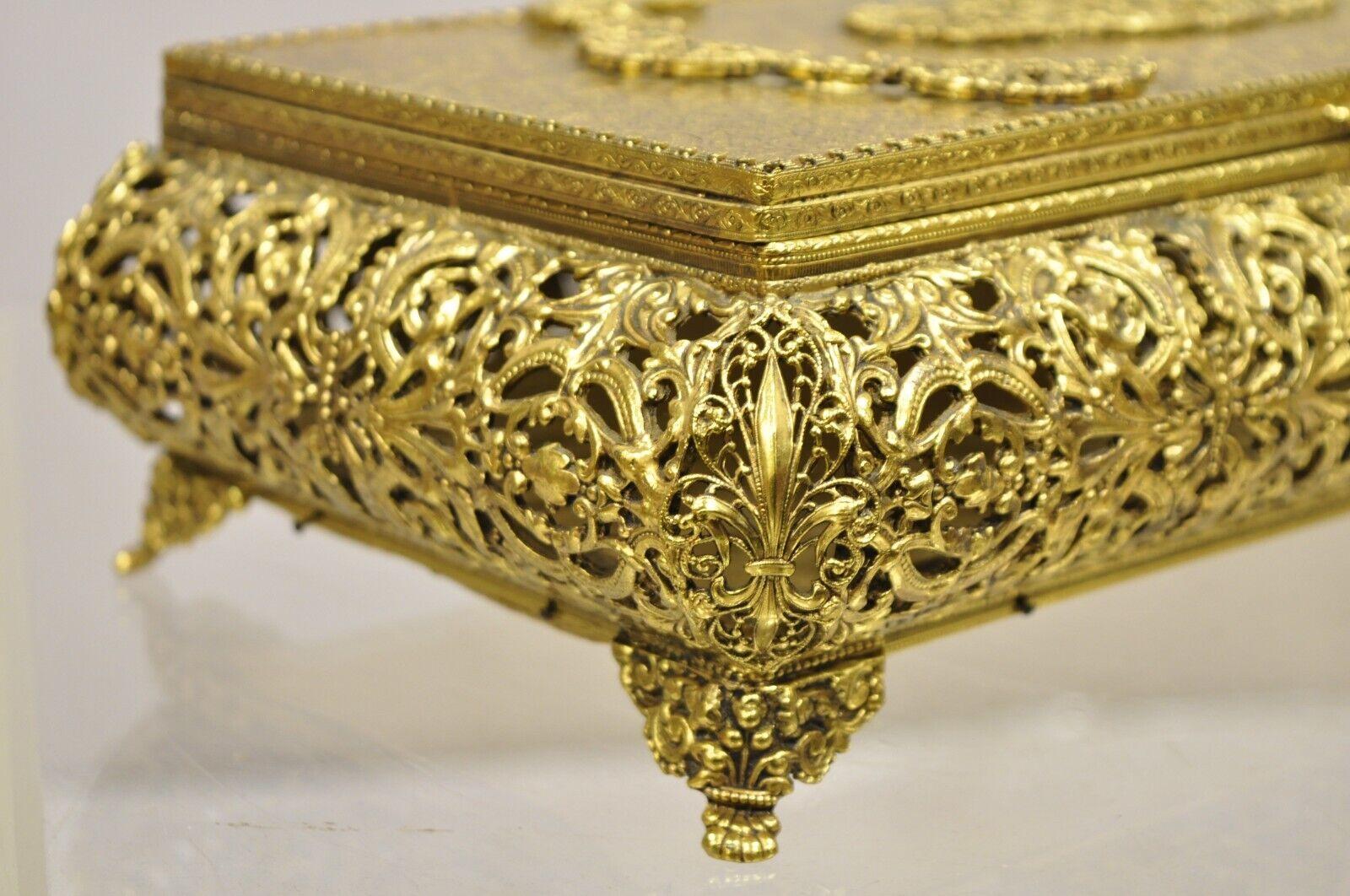 Filigrane Vtg französische Waschtischschmuckkästchen aus Gold im Hollywood-Regency-Stil von Globe (Metall) im Angebot