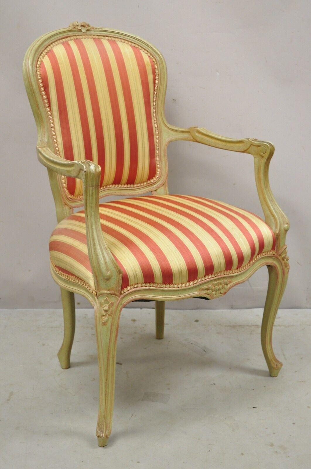 Poltrona vintage francese in stile Luigi XV dipinta di verde e rosa Fauteuil Tessuto a righe. L'articolo presenta una finitura dipinta a fuoco verde e rosa, una cornice in legno massiccio, dettagli ben intagliati, un oggetto d'antiquariato molto