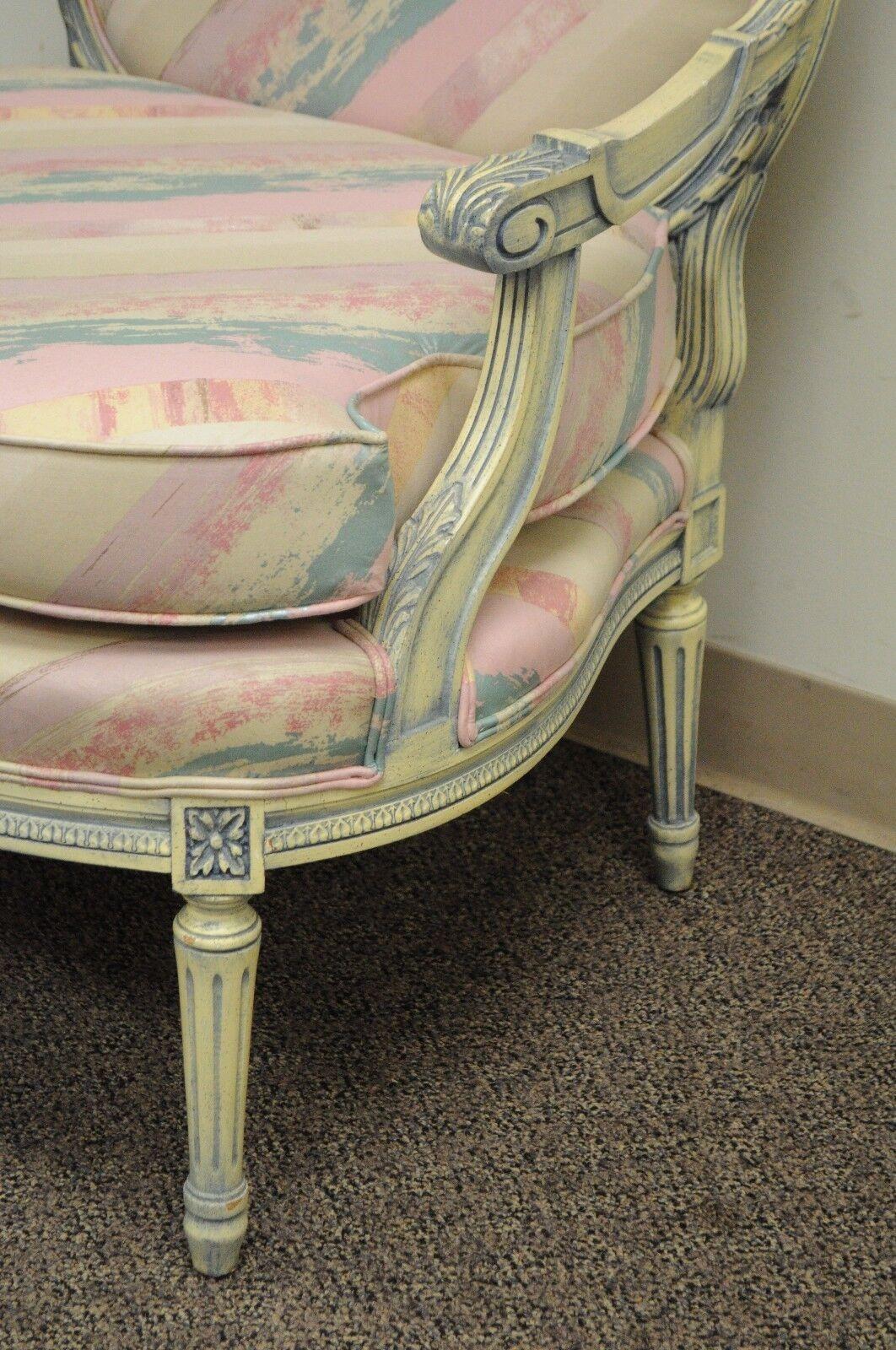 Vtg Französischer Bergere Boudoir-Loungesessel im Louis-XVI.-Stil, rosa-blau geschnitzt, Vt (Stoff) im Angebot
