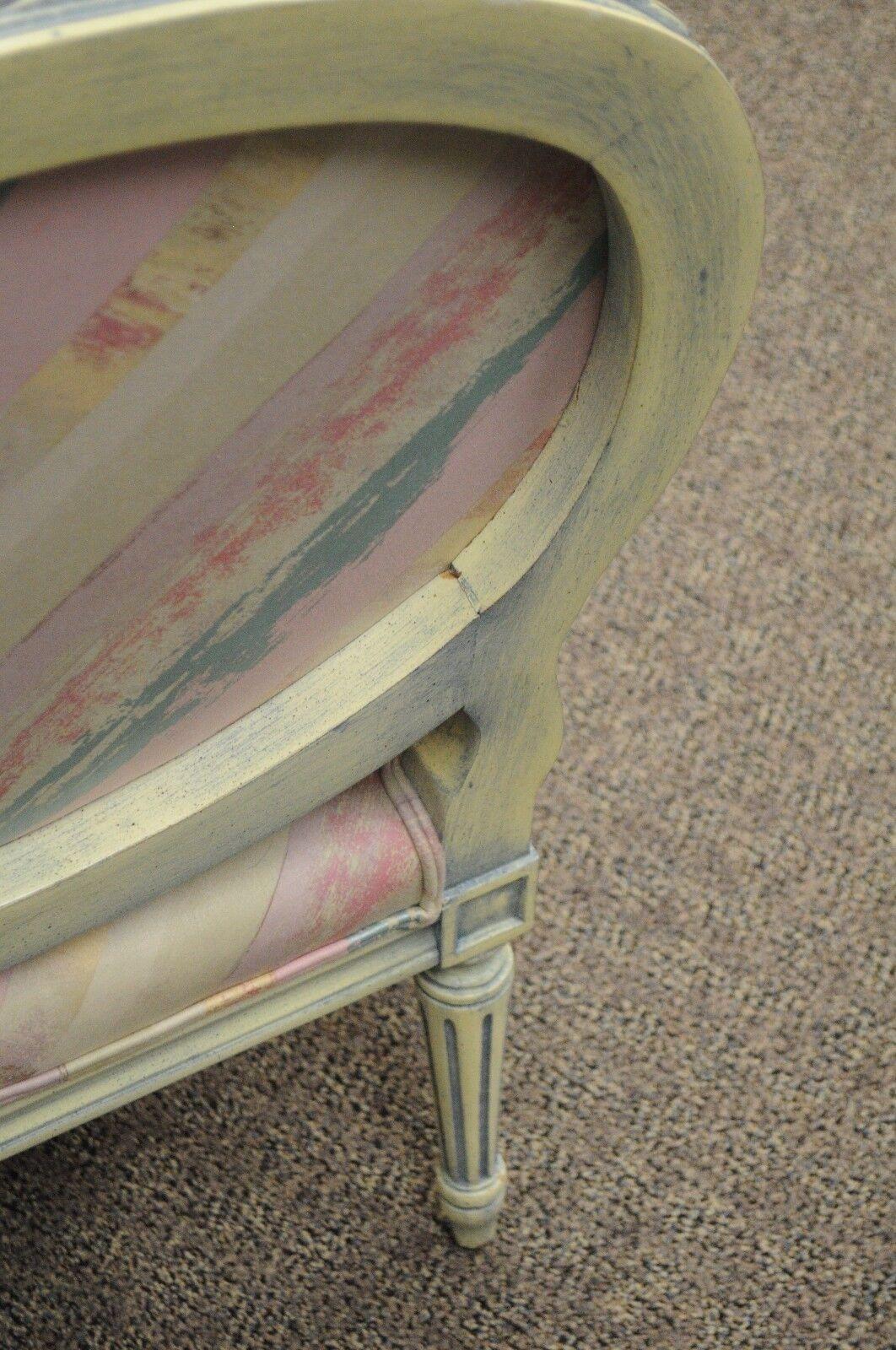 Vtg Französischer Bergere Boudoir-Loungesessel im Louis-XVI.-Stil, rosa-blau geschnitzt, Vt im Angebot 1