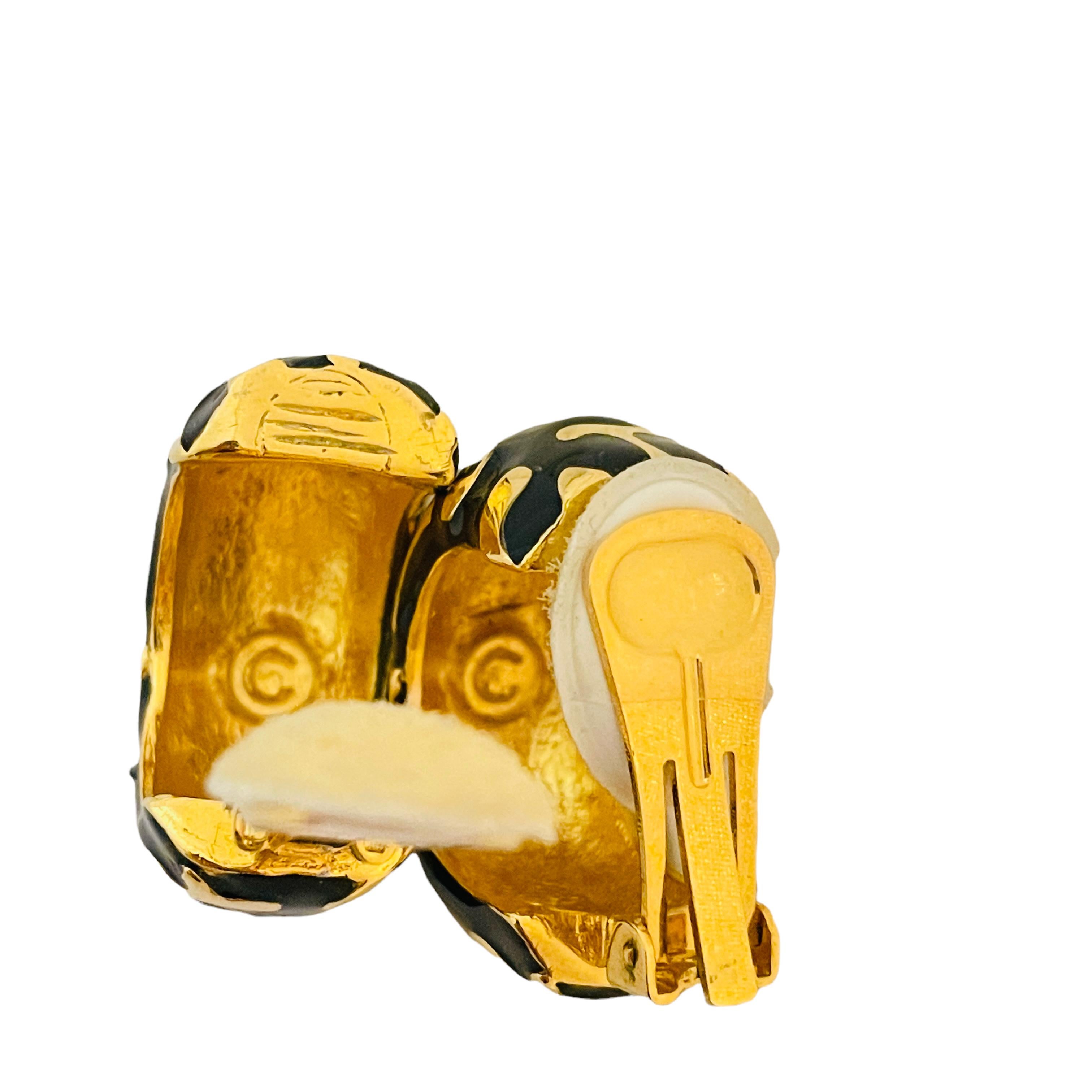 Vtg gold black enamel hoop clip on earrings designer runway In Good Condition For Sale In Palos Hills, IL