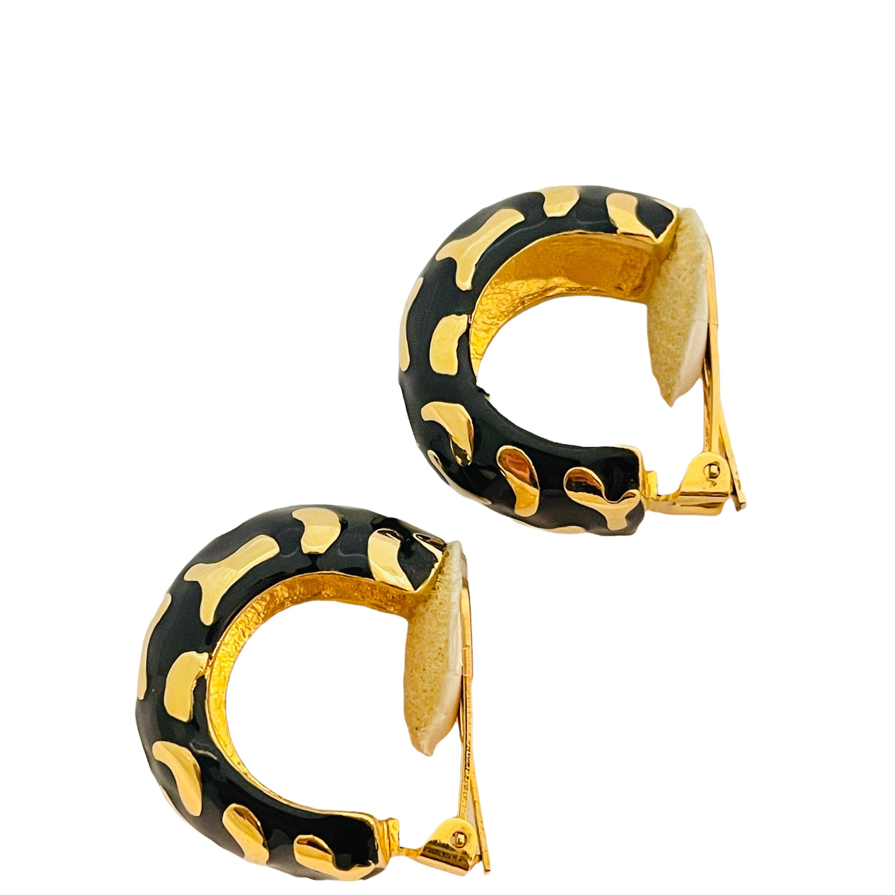 Women's or Men's Vtg gold black enamel hoop clip on earrings designer runway For Sale