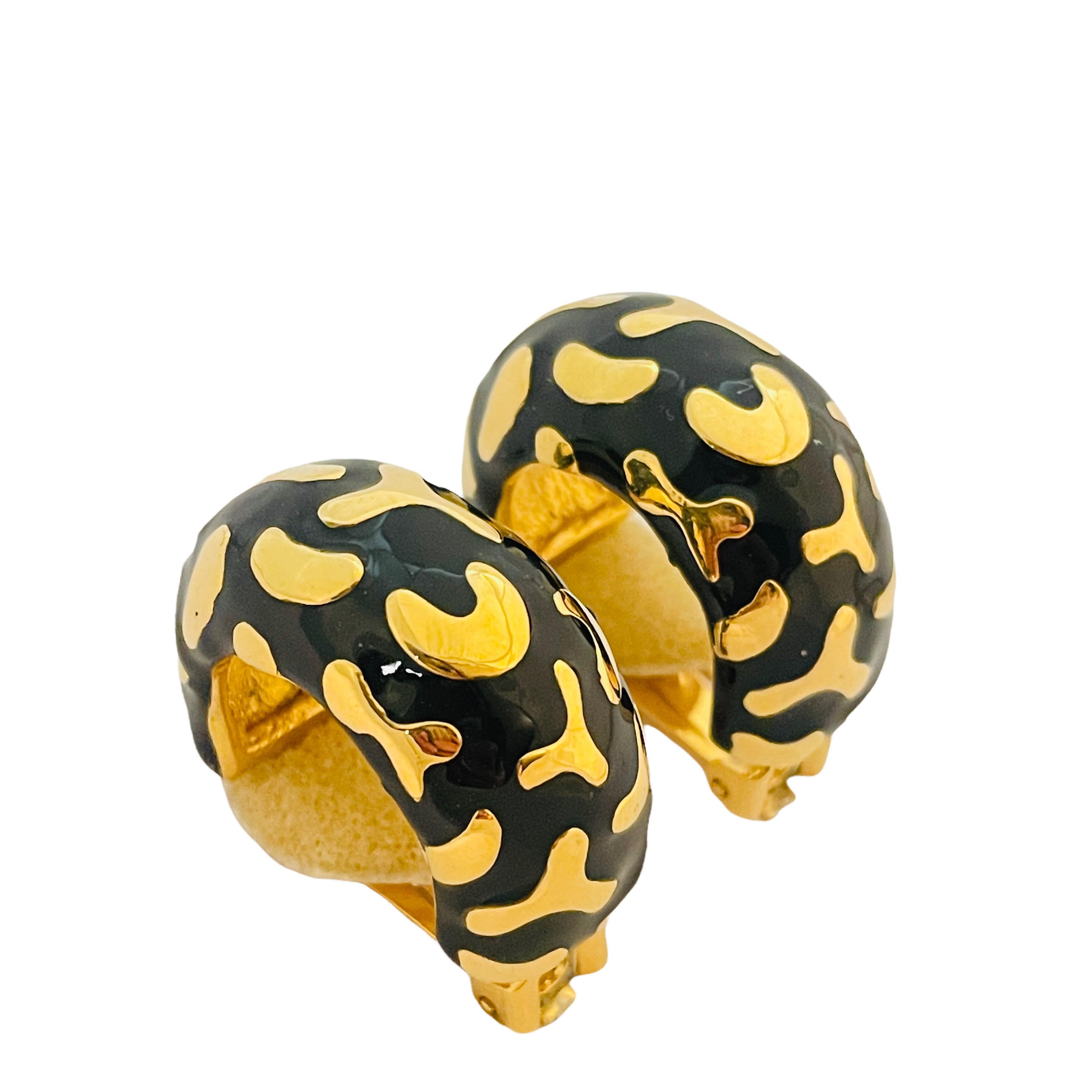 Vtg gold black enamel hoop clip on earrings designer runway For Sale 1