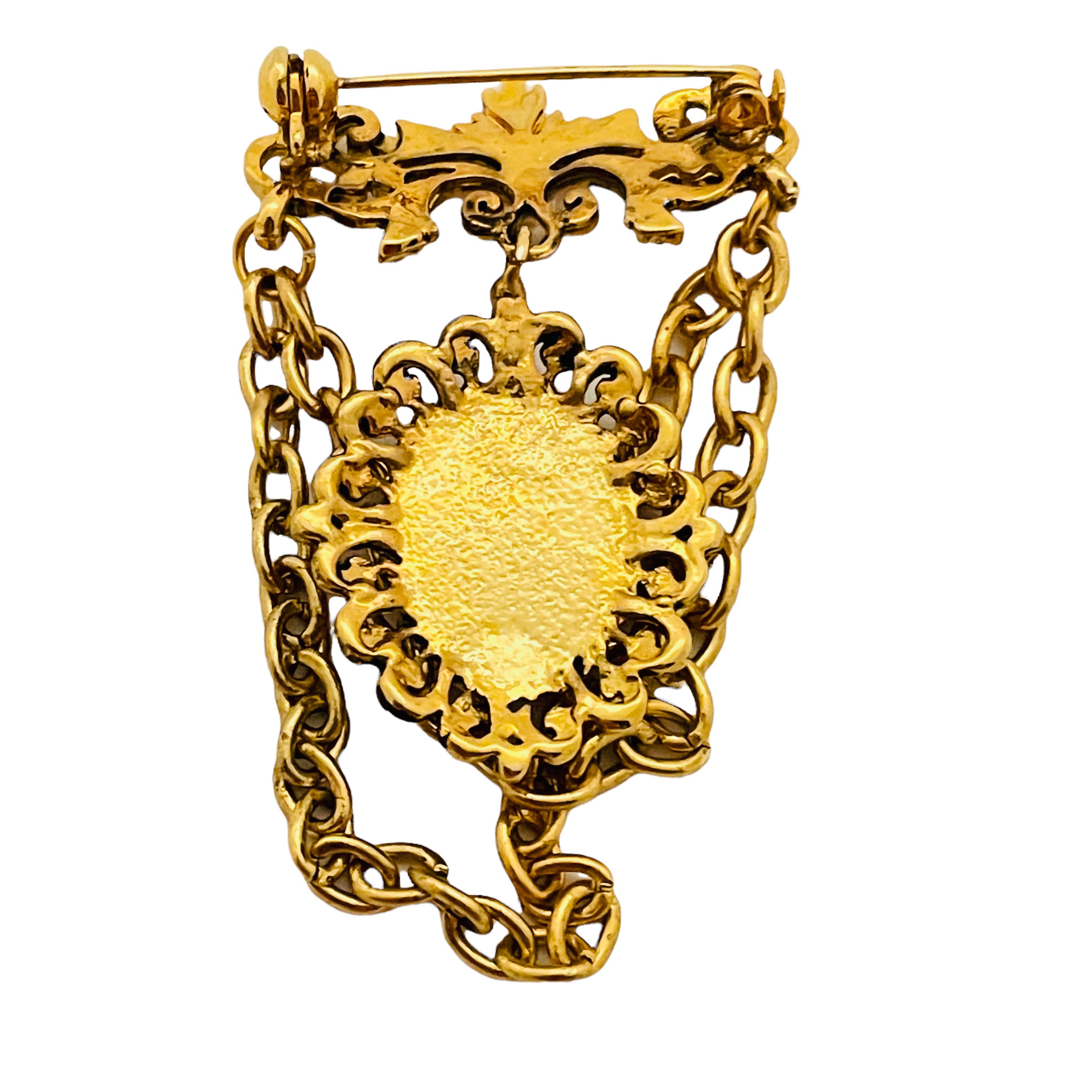 Vtg gold cameo pearl rhinestone dangle chain designer runway brooch In Good Condition For Sale In Palos Hills, IL