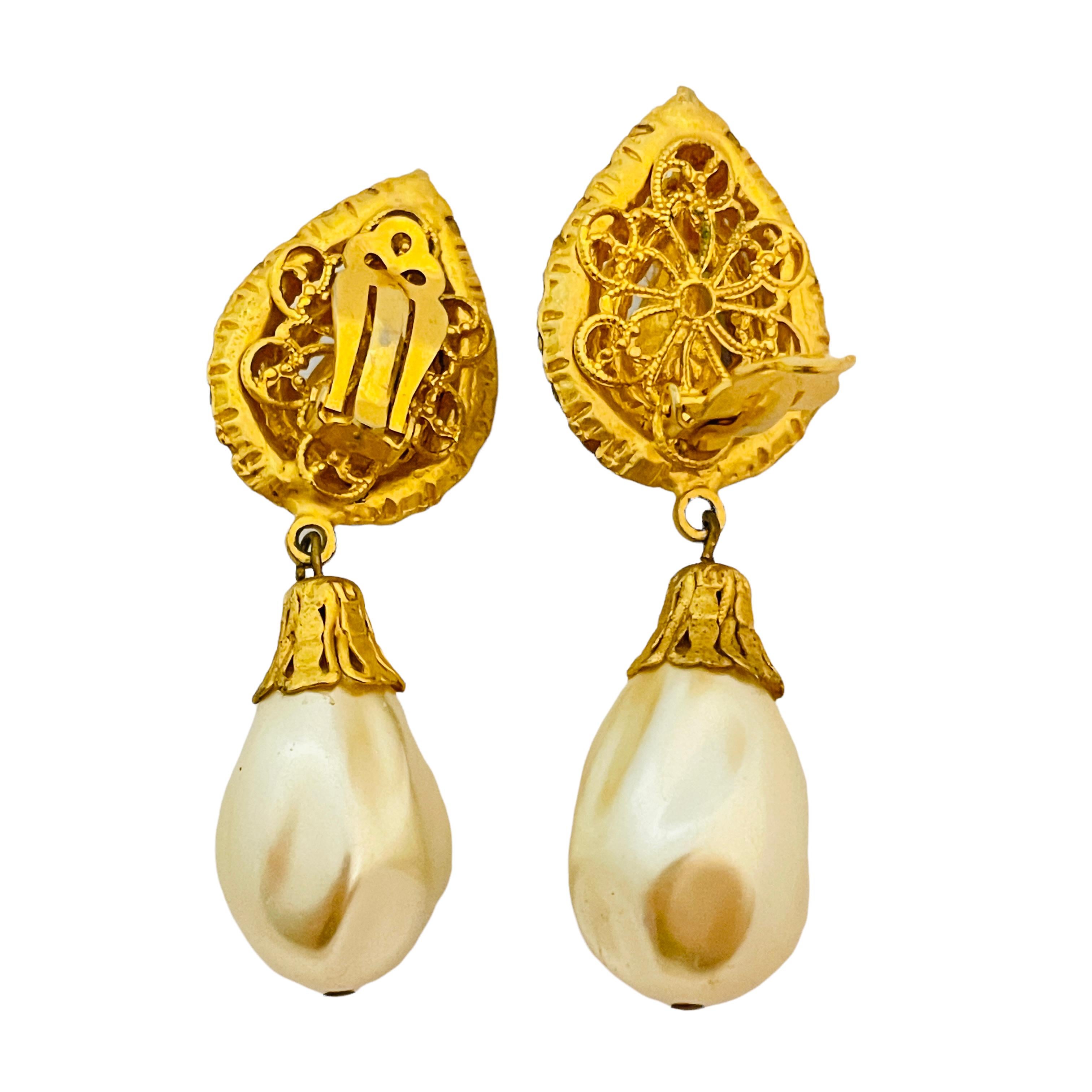 Vtg gold emerald glass drop pearl clip on earrings designer runway In Good Condition For Sale In Palos Hills, IL