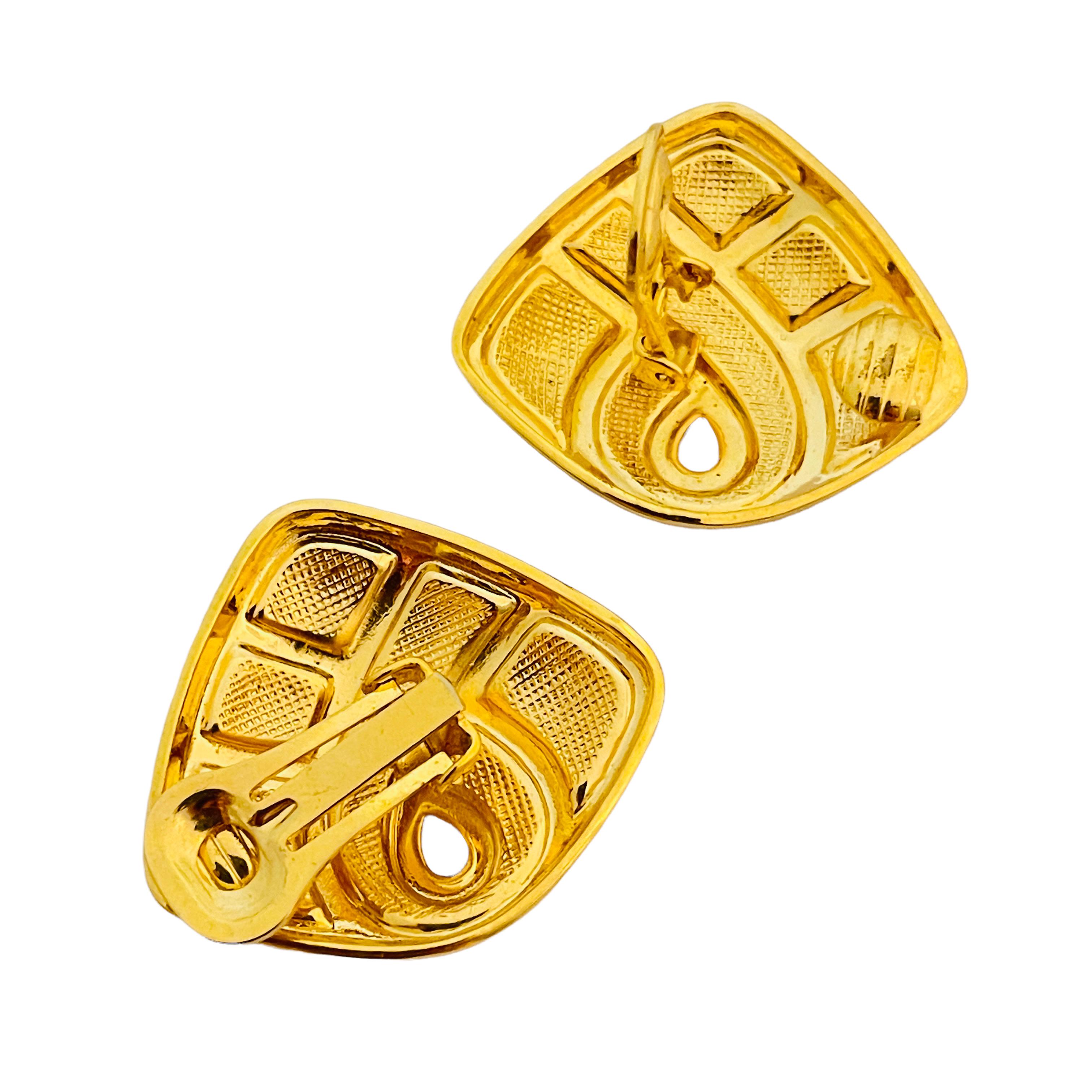 Vtg gold enamel designer runway clip on earrings In Excellent Condition For Sale In Palos Hills, IL