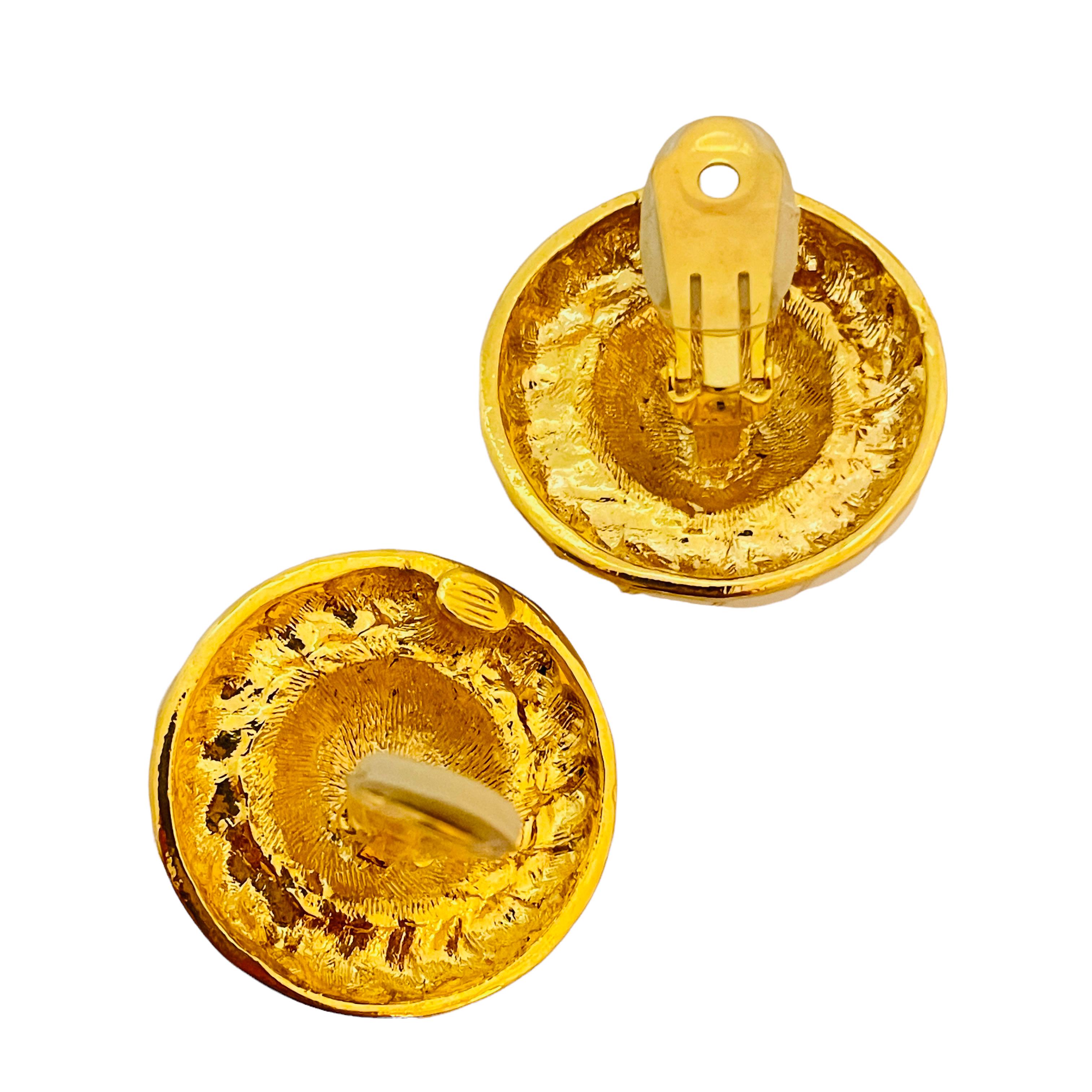 Vtg gold enamel lions head massive clip on earrings designer runway In Excellent Condition For Sale In Palos Hills, IL
