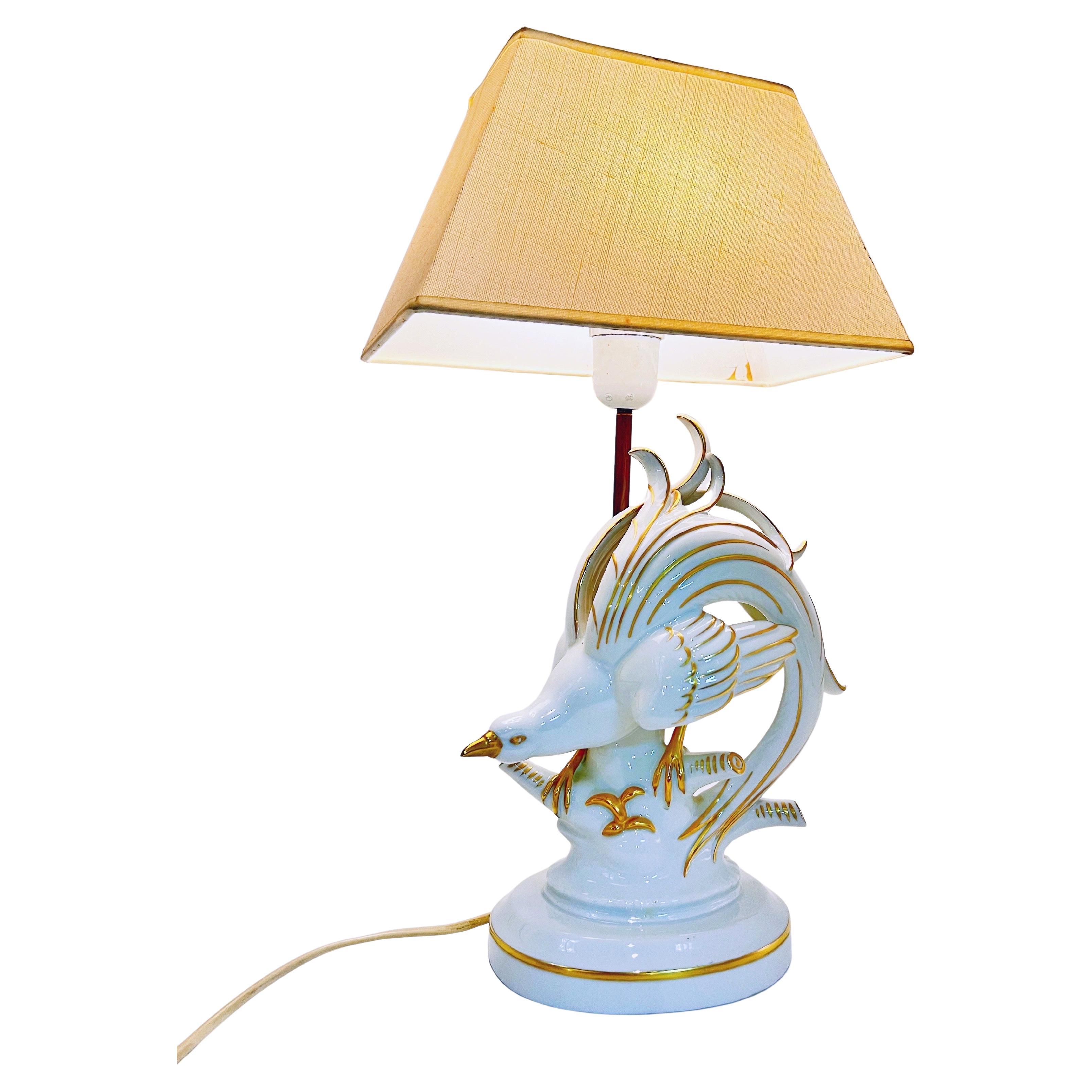Elegante vergoldete/handbemalte 24-karätig vergoldete Tischlampe aus hochwertigem deutschem Porzellan mit einer Fasanenfigur im Art-Déco-Stil. 

In Gold gestempelt/gestempelt: 