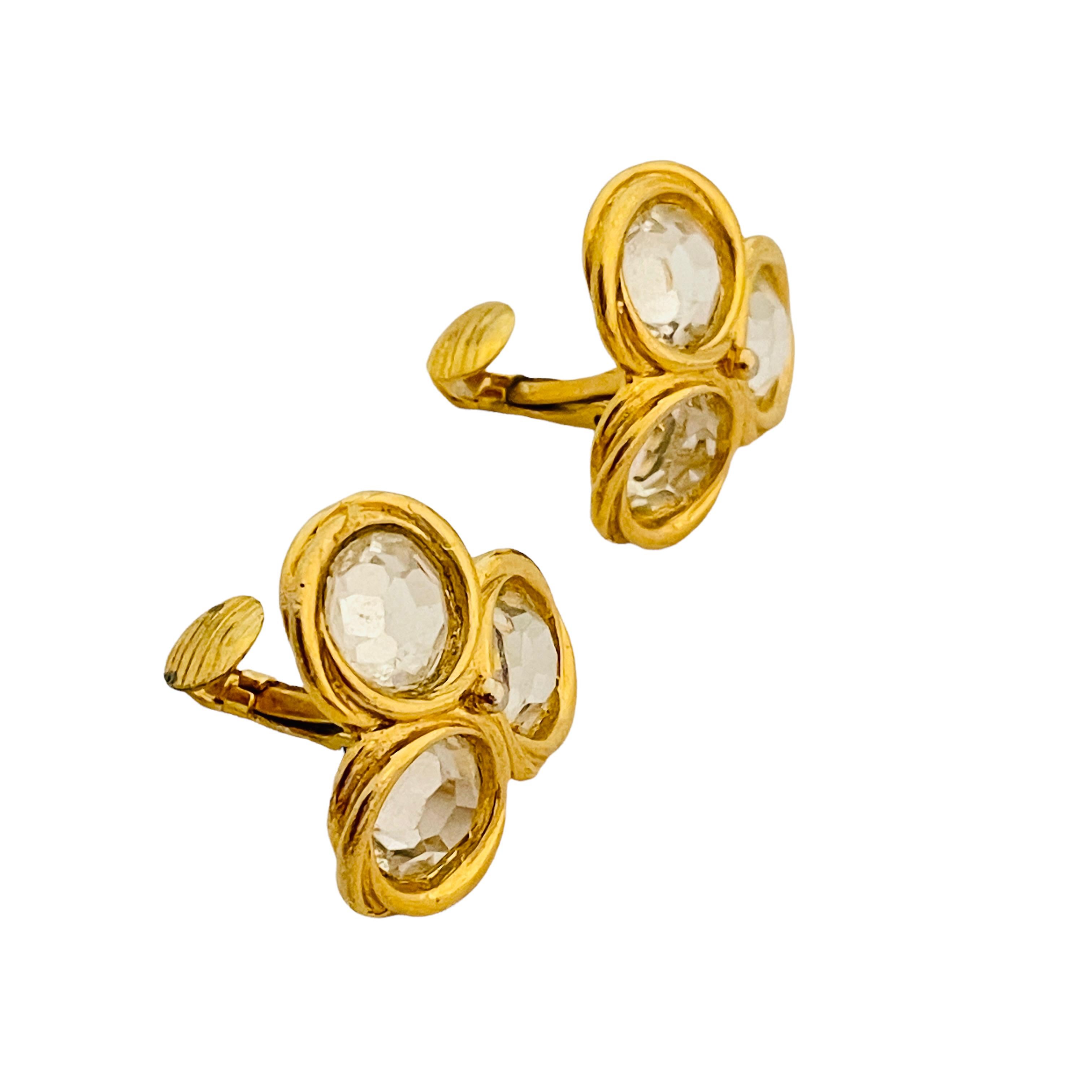 Vtg gold glass designer runway clip on earrings In Excellent Condition For Sale In Palos Hills, IL