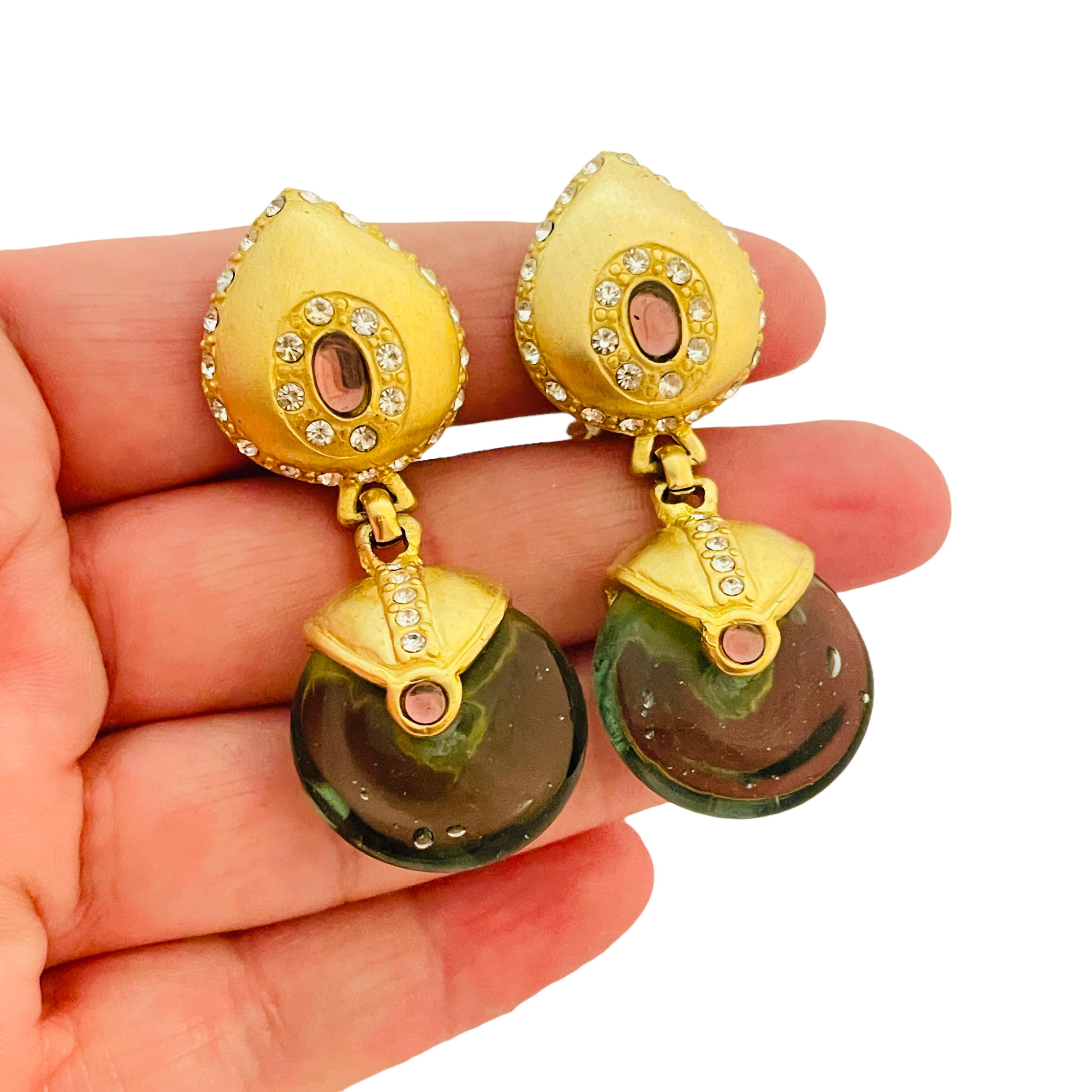 DETAILS

- • ohne Vorzeichen

- • goldfarben mit Strasssteinen und Glas

- • Vintage Designer Laufsteg Ohrringe

MASSNAHMEN

- •  2,13