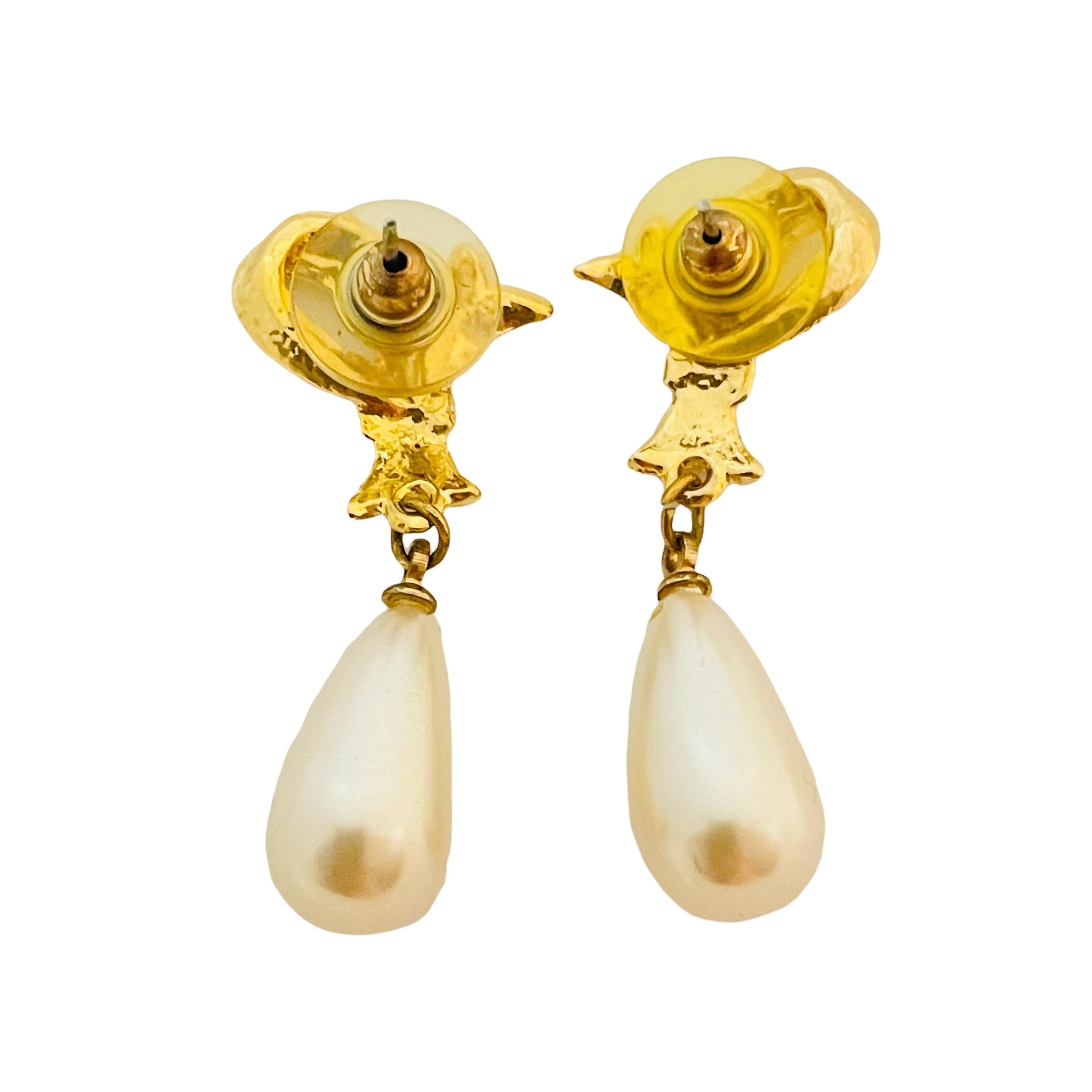 Vtg gold rhinestone pearl drop earrings designer runway In Good Condition For Sale In Palos Hills, IL