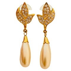 Boucles d'oreilles pendantes en or, strass et perles de créateurs.