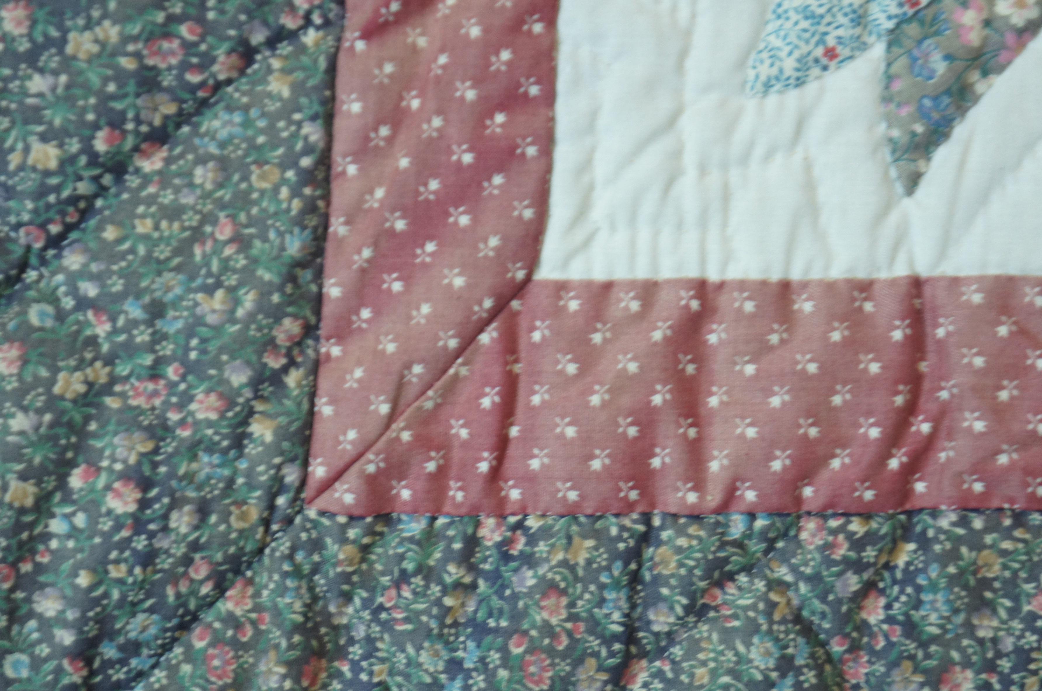 Trapunta cucita a mano Geometric Folk Art Tulips King Queen Blanket Copriletto In condizioni buone in vendita a Dayton, OH