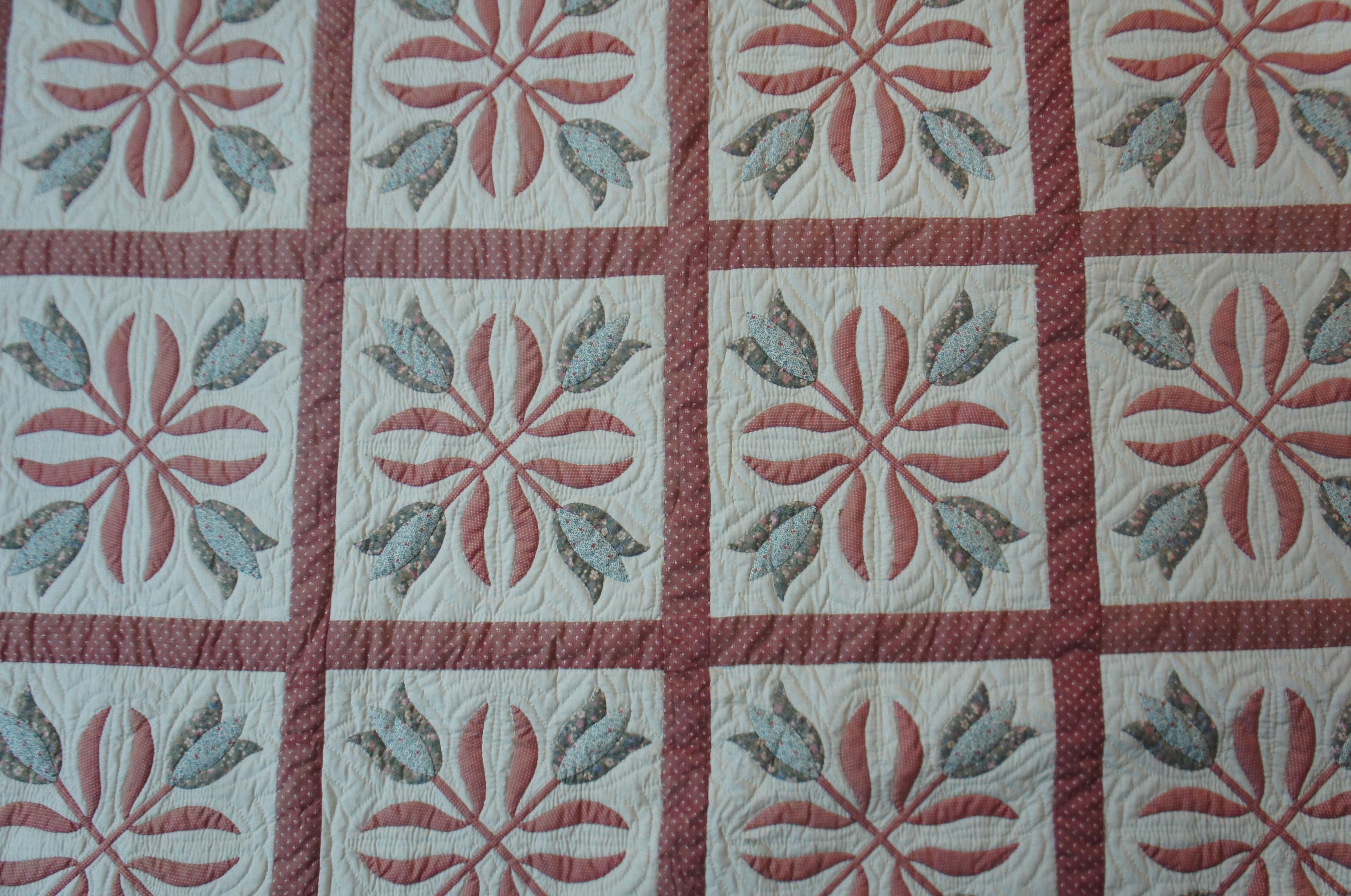 Vtg Handgestickte Steppdecke, geometrische Volkskunst Tulpen Königin Decke (Baumwolle) im Angebot