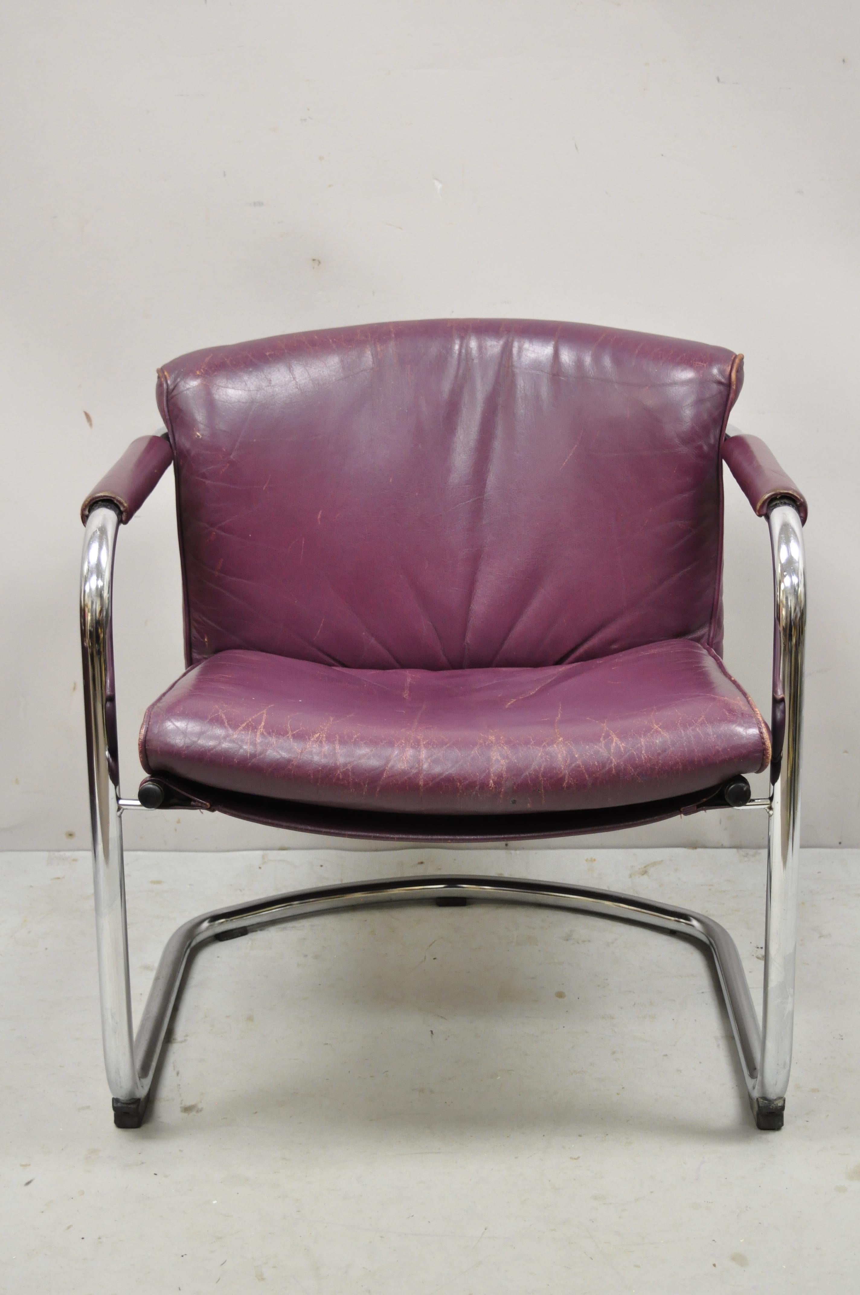 Vintage IRE Furniture Skillingaryd Schwedisch Modern Lila Leder Sling Lounge Stuhl. Merkmale: verchromtes Stahlrohrgestell, violettes Lederkissen und -sling, lederumwickelte Armlehnen, Original Label, klare modernistische Linien, großartiger Stil