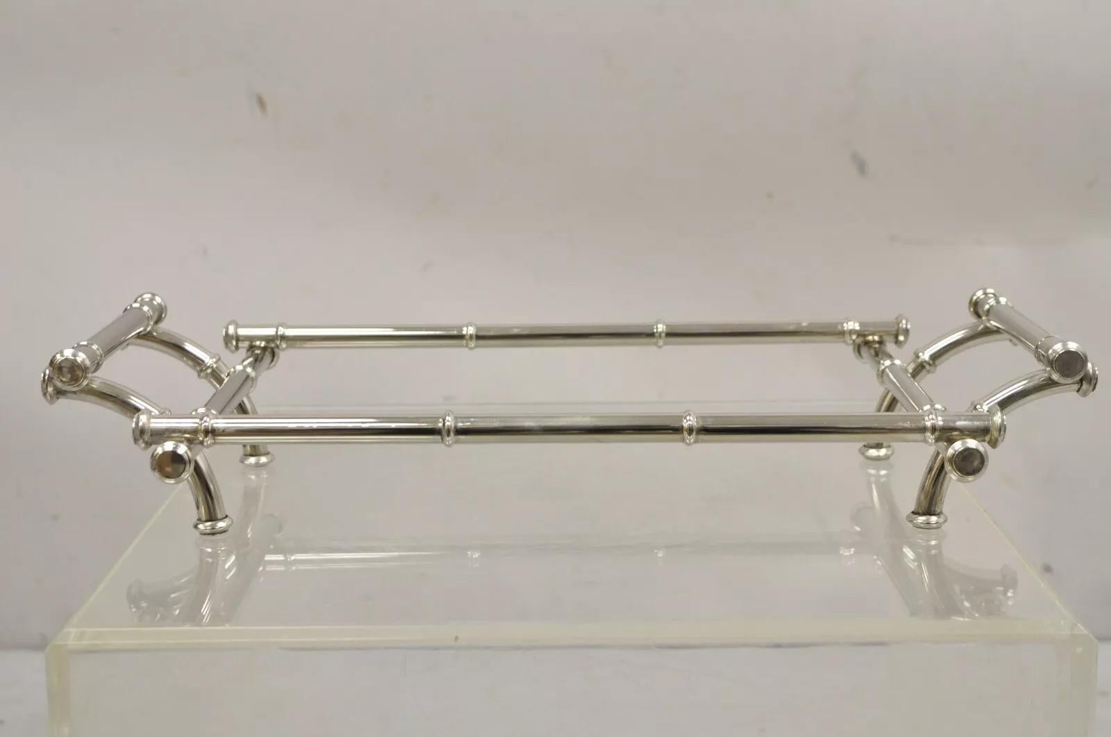Vintage Hollywood Regency finto bambù placcato d'argento, piatto da portata. Circa metà del XX secolo. Misure: 3
