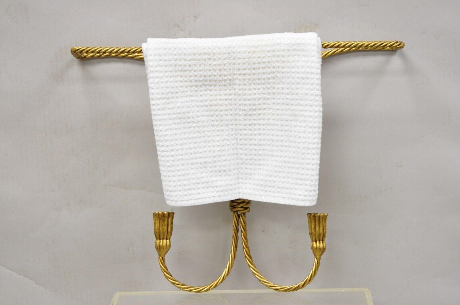 Vintage Italian Hollywood Regency Gold Gilt Iron Wall Mount Rope Tassel Towel Rod Bar Holder. L'article se caractérise par une corde et un gland en fer, un seul porte-serviettes, un design mural, un très bel article vintage, un artisanat italien de