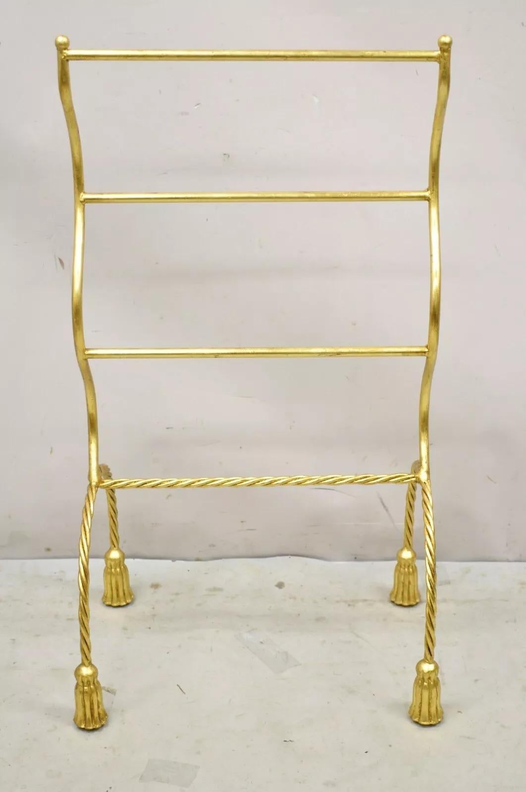 Vintage Italian Hollywood Regency Gold Gilt Metal Iron Towel Rack with Tassel Feet. Cet article présente une finition dorée, un cadre métallique sculptural, des pieds en forme de houppes, une qualité d'exécution italienne, un style et une forme