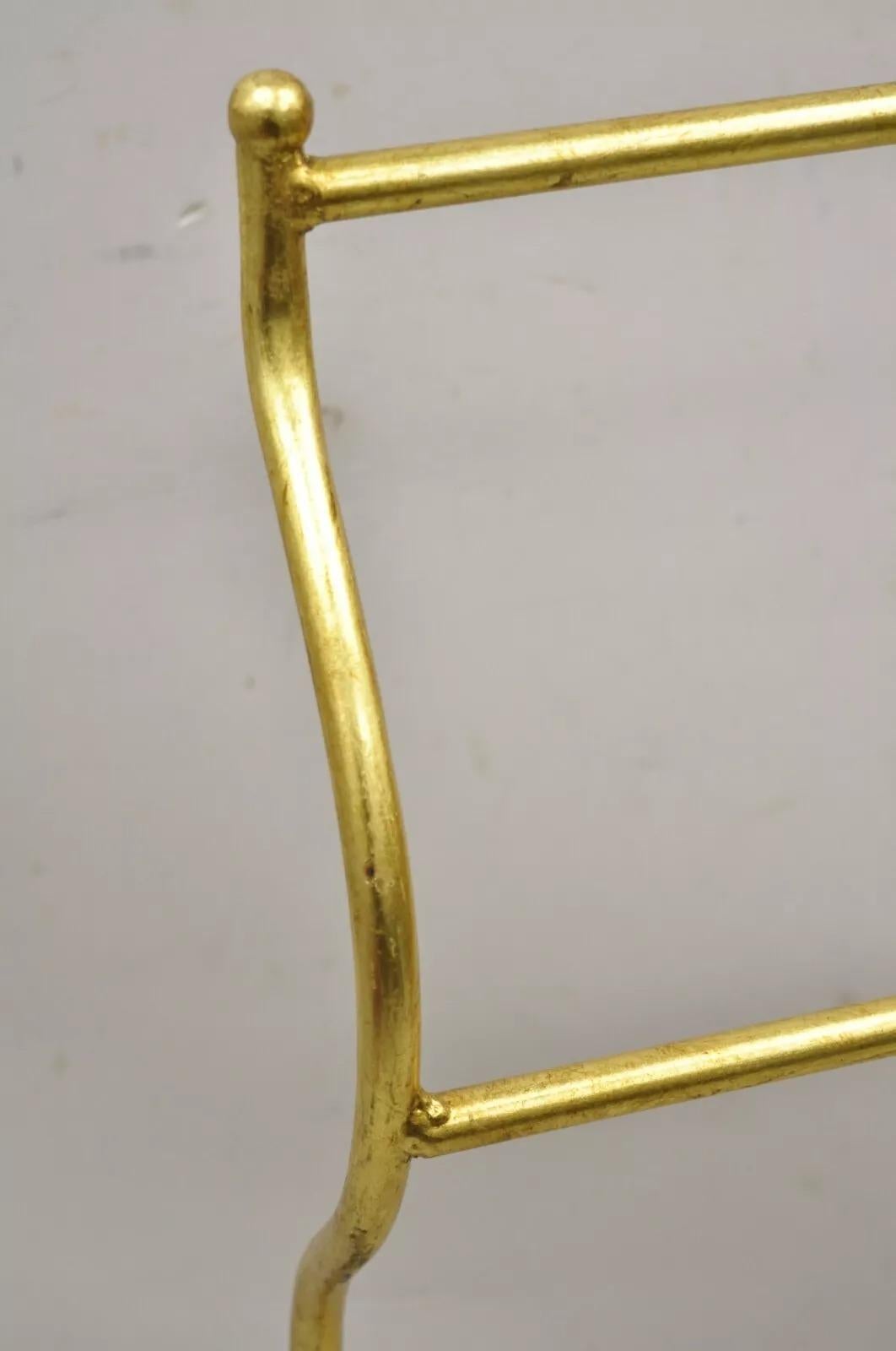 Porte-serviettes italien en métal doré et doré de style Hollywood Regency avec pieds à pompons en vente 1